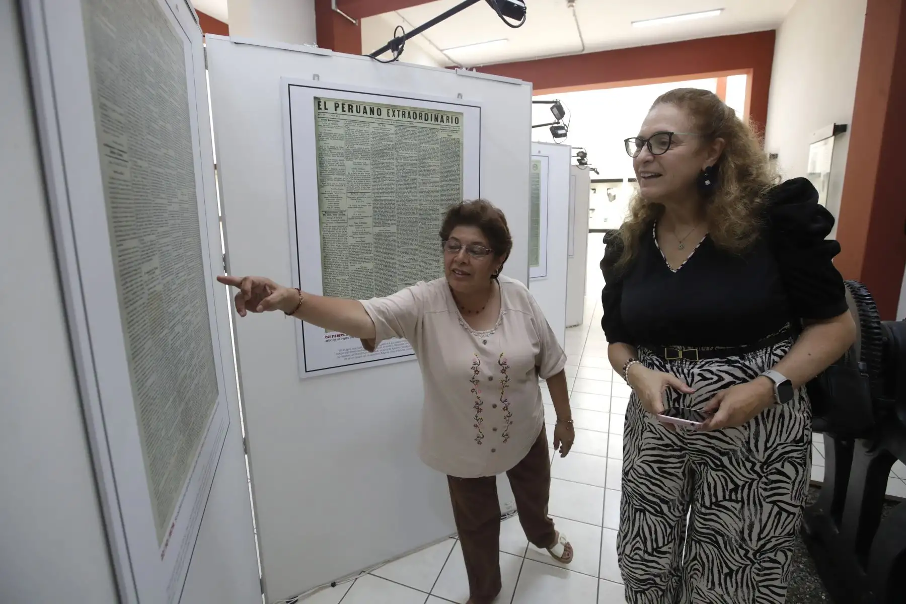 La titular de la Secretaría de Integridad Pública, Ana Reátegui Napurí, visitó hoy las instalaciones de Editora Perú y sostuvo una reunión de trabajo con el Gerente General y Director de Medios Periodísticos de Editora Perú, Félix Paz, con miras impulsar y consolidar esta alianza estratégica entre ambas entidades.
Foto: ANDINA/Eddy Ramos