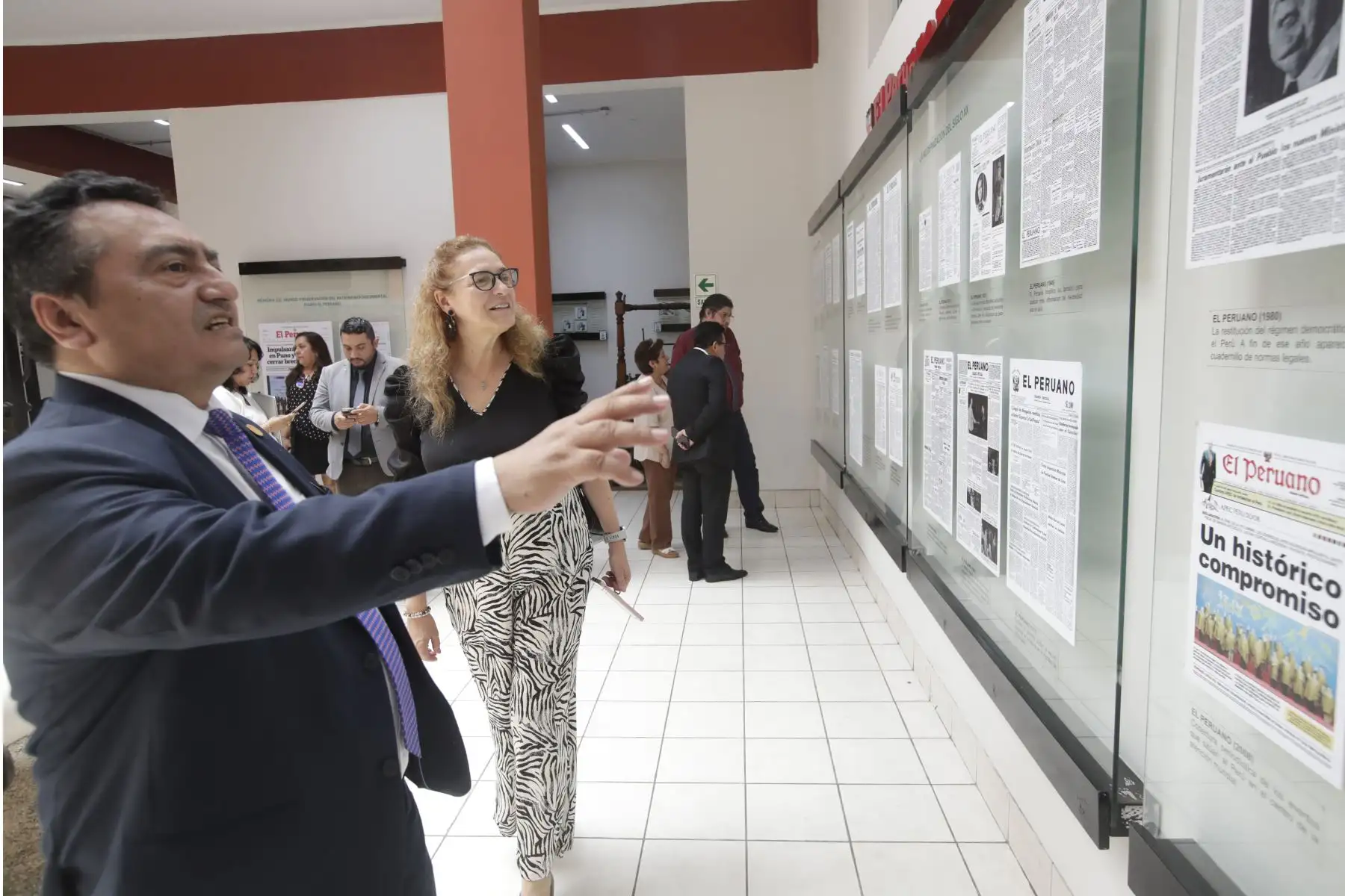 La titular de la Secretaría de Integridad Pública, Ana Reátegui Napurí, visitó hoy las instalaciones de Editora Perú y sostuvo una reunión de trabajo con el Gerente General y Director de Medios Periodísticos de Editora Perú, Félix Paz, con miras impulsar y consolidar esta alianza estratégica entre ambas entidades.
Foto: ANDINA/Eddy Ramos