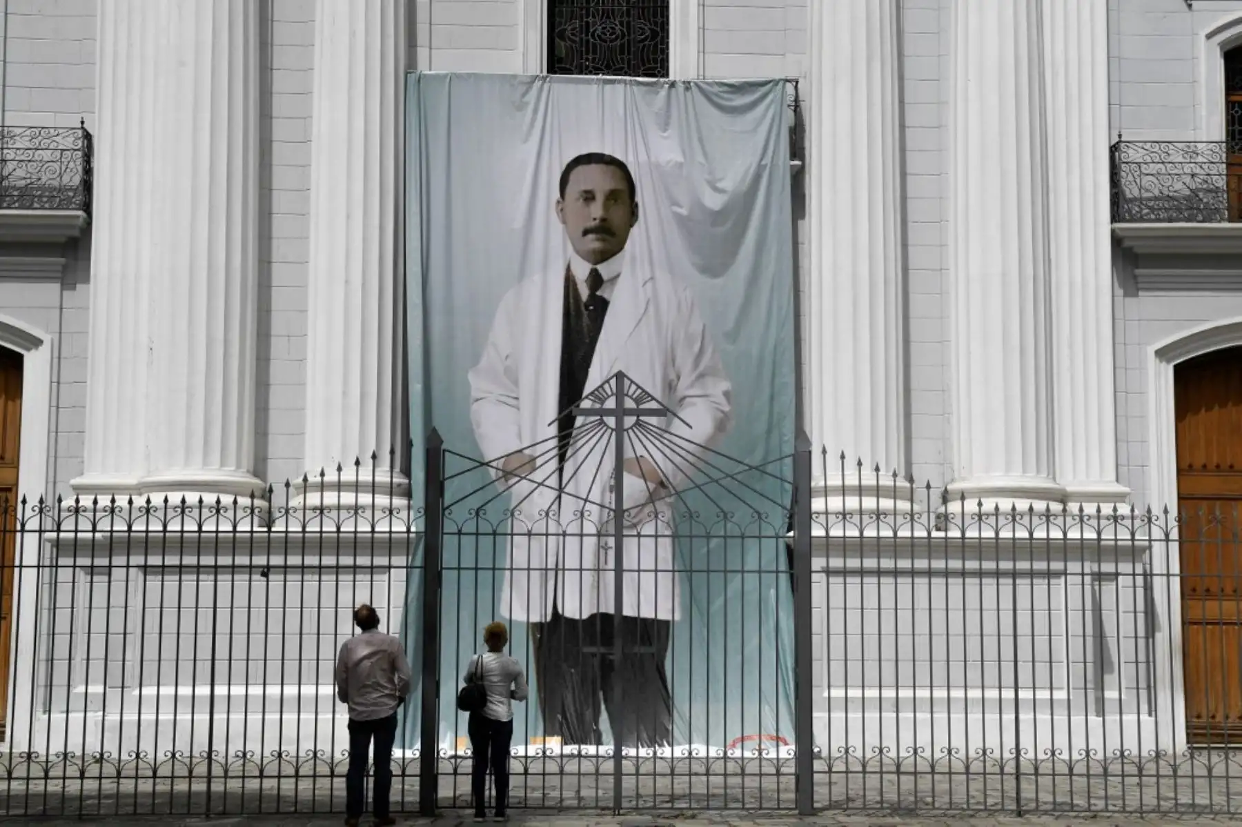 El primer santo venezolano – La Iglesia Católica reconoce oficialmente a José Gregorio Hernández, quien dedicó su vida a la medicina y la fe. Foto: AFP