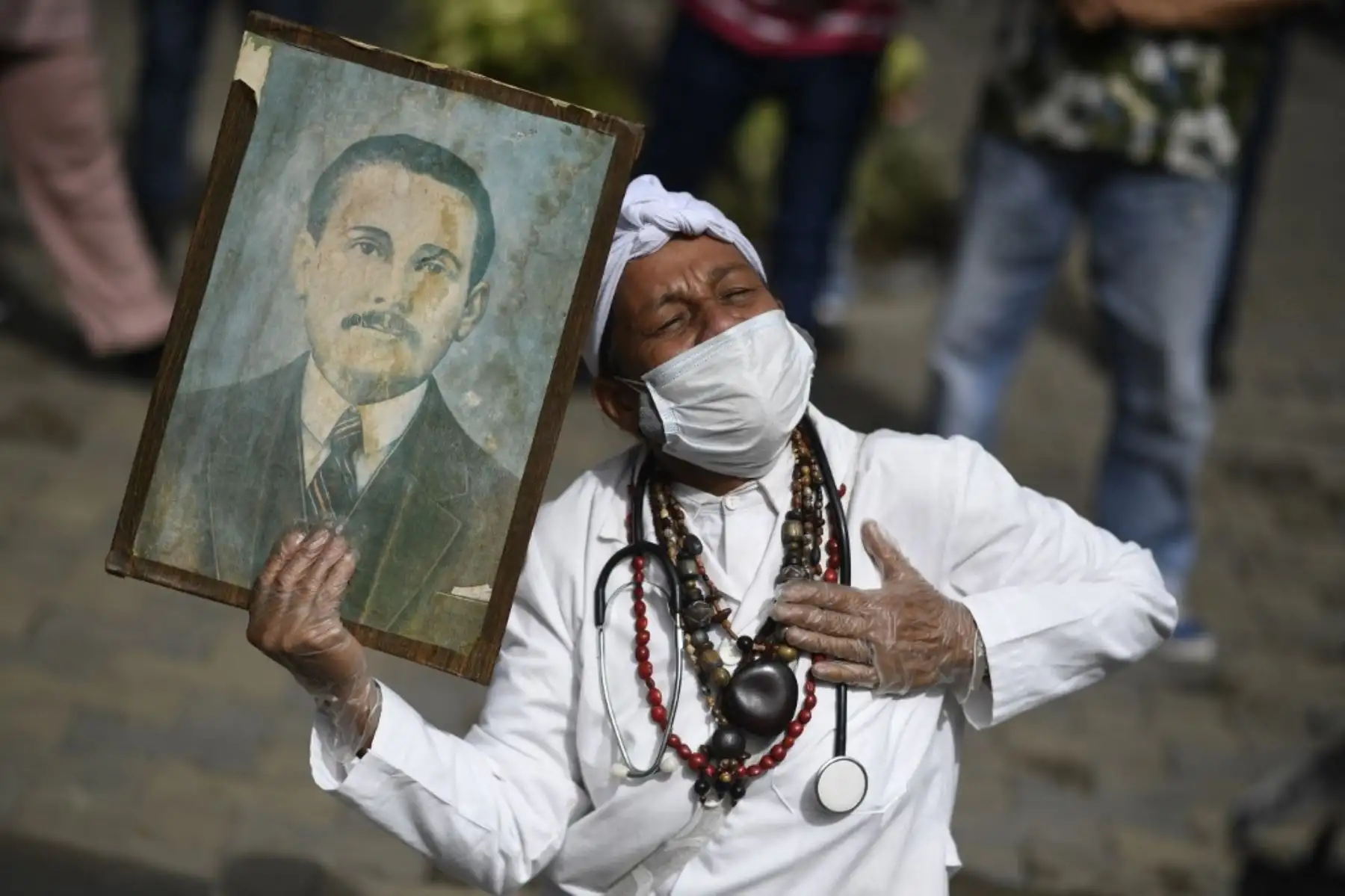 El papa Francisco, hospitalizado en estado crítico, autorizó la canonización de José Gregorio Hernández, conocido como el "médico de los pobres", convirtiéndolo en el primer santo de Venezuela. La noticia desató júbilo entre los fieles, quienes atribuyen numerosos milagros a su intercesión. El presidente Nicolás Maduro agradeció el gesto del pontífice, mientras en Caracas se celebran misas en su honor. La fecha de su canonización será definida próximamente. Foto: AFP