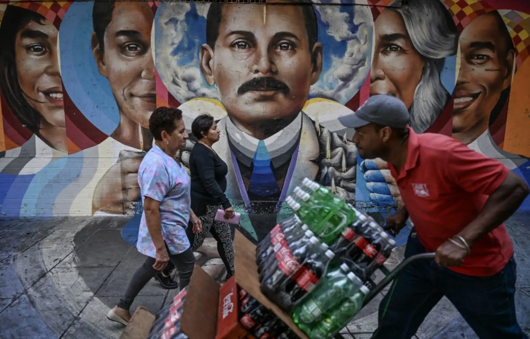 Milagros y devoción – La canonización del médico santo desata celebraciones en Venezuela, donde su imagen adorna hogares, iglesias y murales. Foto: AFP