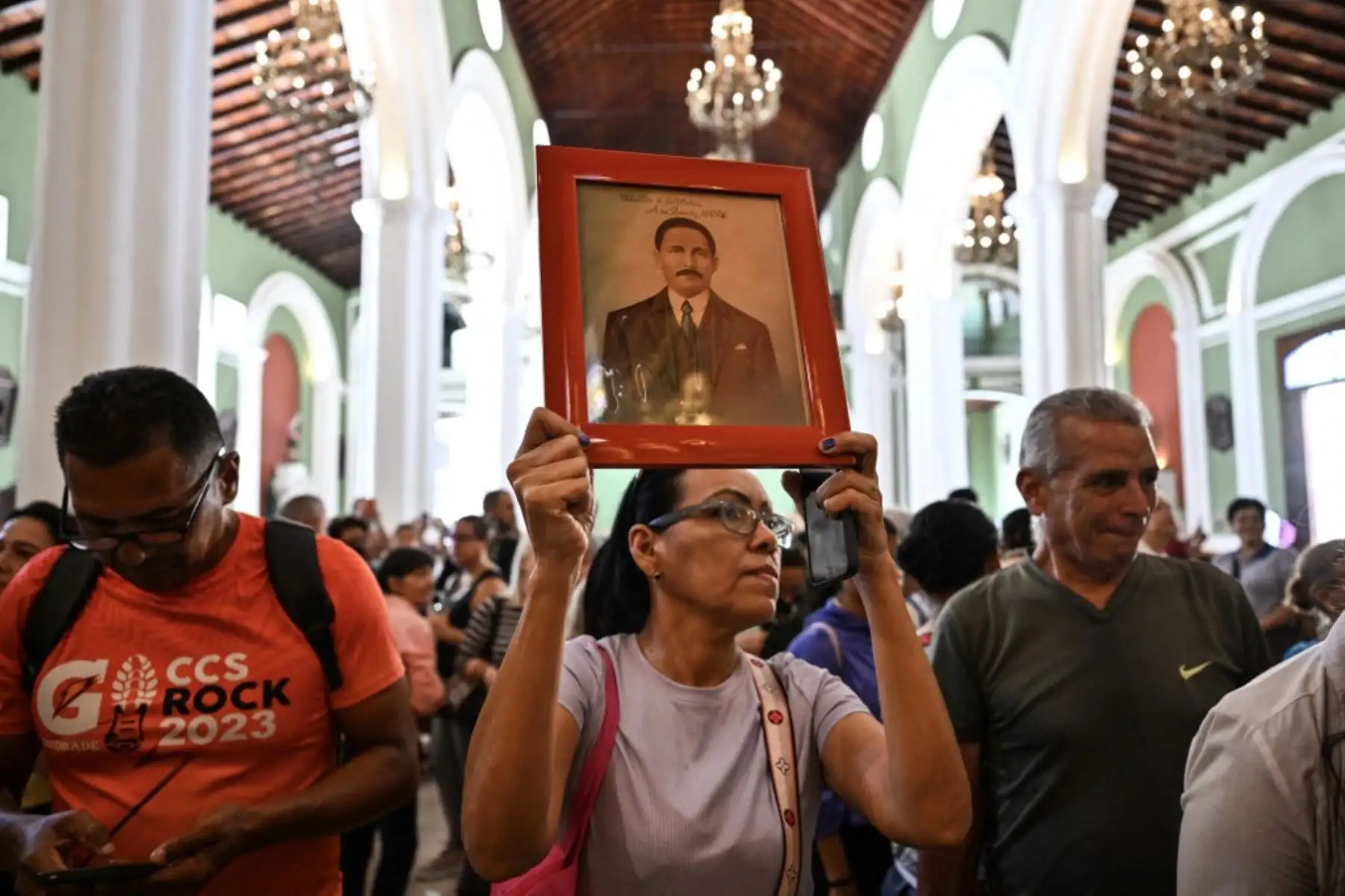Oraciones y agradecimientos – Fieles venezolanos atribuyen al nuevo santo milagros y sanaciones, renovando su devoción. Foto: AFP