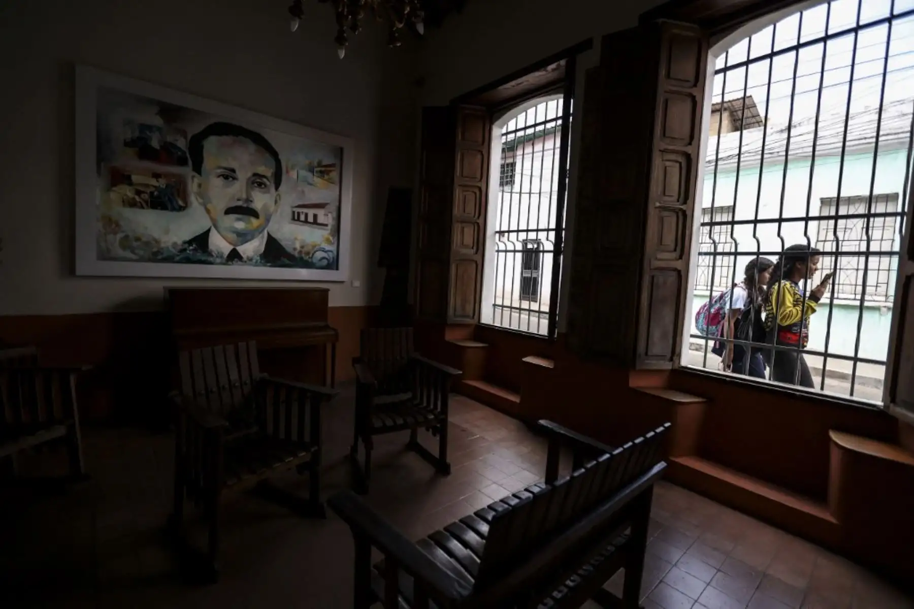 Calles de devoción – Murales y estatuas de José Gregorio Hernández en Caracas se llenan de flores y plegarias tras su canonización. Foto: AFP