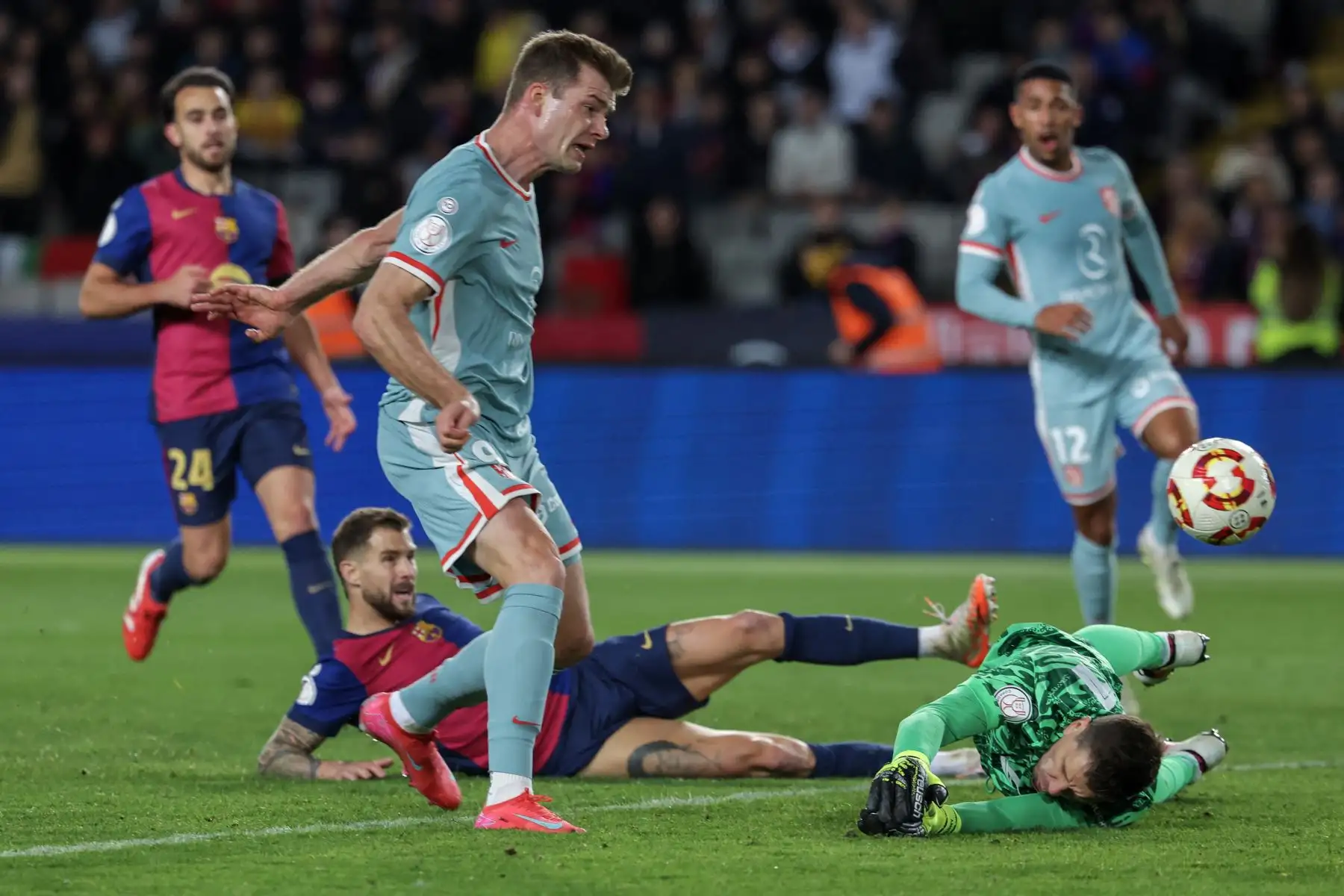 Sin embargo, el libreto del técnico alemán saltó pronto por los aires, porque el Atlético irrumpió en el partido como un avión y a los seis minutos ganaba por 0-2. Julián Álvarez, que exigió a Szczesny en la primera acción del duelo, estrenó el marcador a renglón seguido en un córner servido en corto que Lenglet prolongó hacia el segundo palo (0-1, min.1). 
Foto: ANDINA/AFP