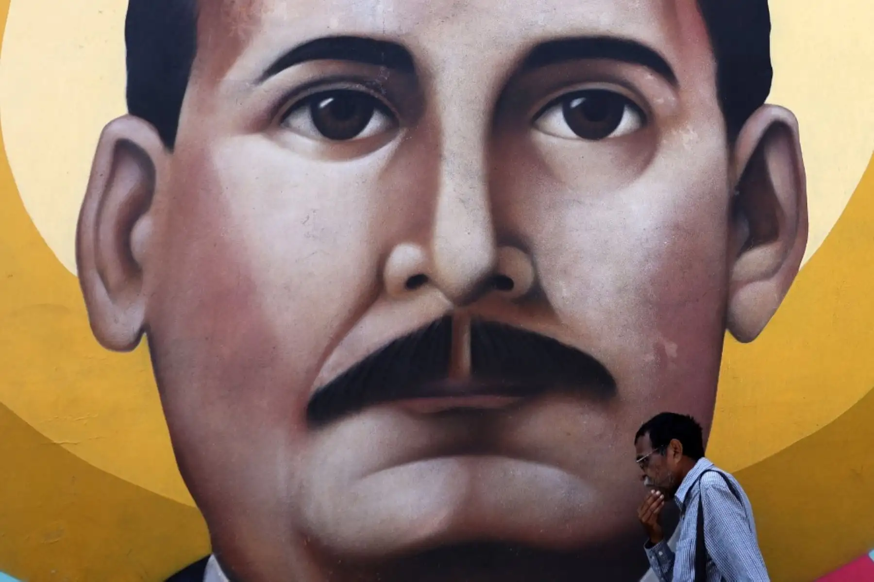 Un santo entre su pueblo – La imagen de José Gregorio Hernández ilumina iglesias y plazas en Venezuela tras su canonización. Foto: AFP