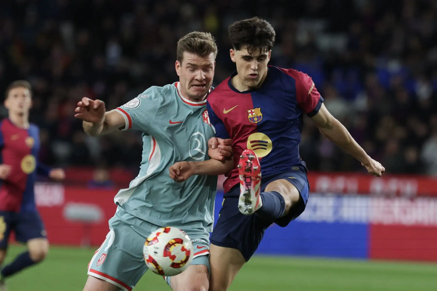 Agigatado por el gol, el cuadro colchonero bordaba el plan de Simeone: solidario en el repliegue y vertiginoso en la transición. Así llegó el 0-2 (min.6), en un pase horizontal de Kounde cortado por Julián Álvarez, que cruzó a campo rival y asistió en el lado opuesto a Griezmann, que sorteó la llegada desesperada de Balde antes de batir a Szczesny.
Foto: ANDINA/ AFP