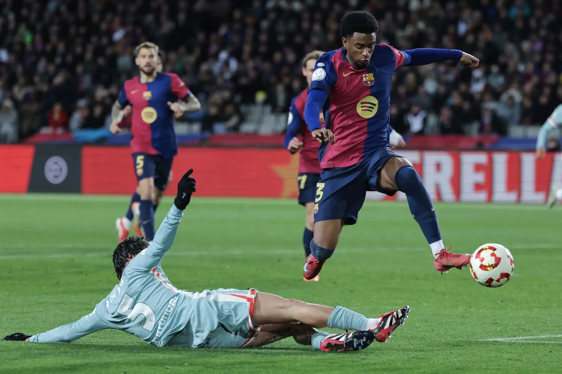 Pudo sentenciar el Barça, pero le faltó precisión, y el Atlético, que no se rindió y llegó con más gasolina al tramo final, encontró una autopista en la banda izquierda para empatar la eliminatoria en dos acciones calcadas que remacharon Llorente (4-3, min.85) y Sorloth (4-4, min.90+3). Todo se decidirá en el Metropolitano. 
Foto: ANDINA/AFP