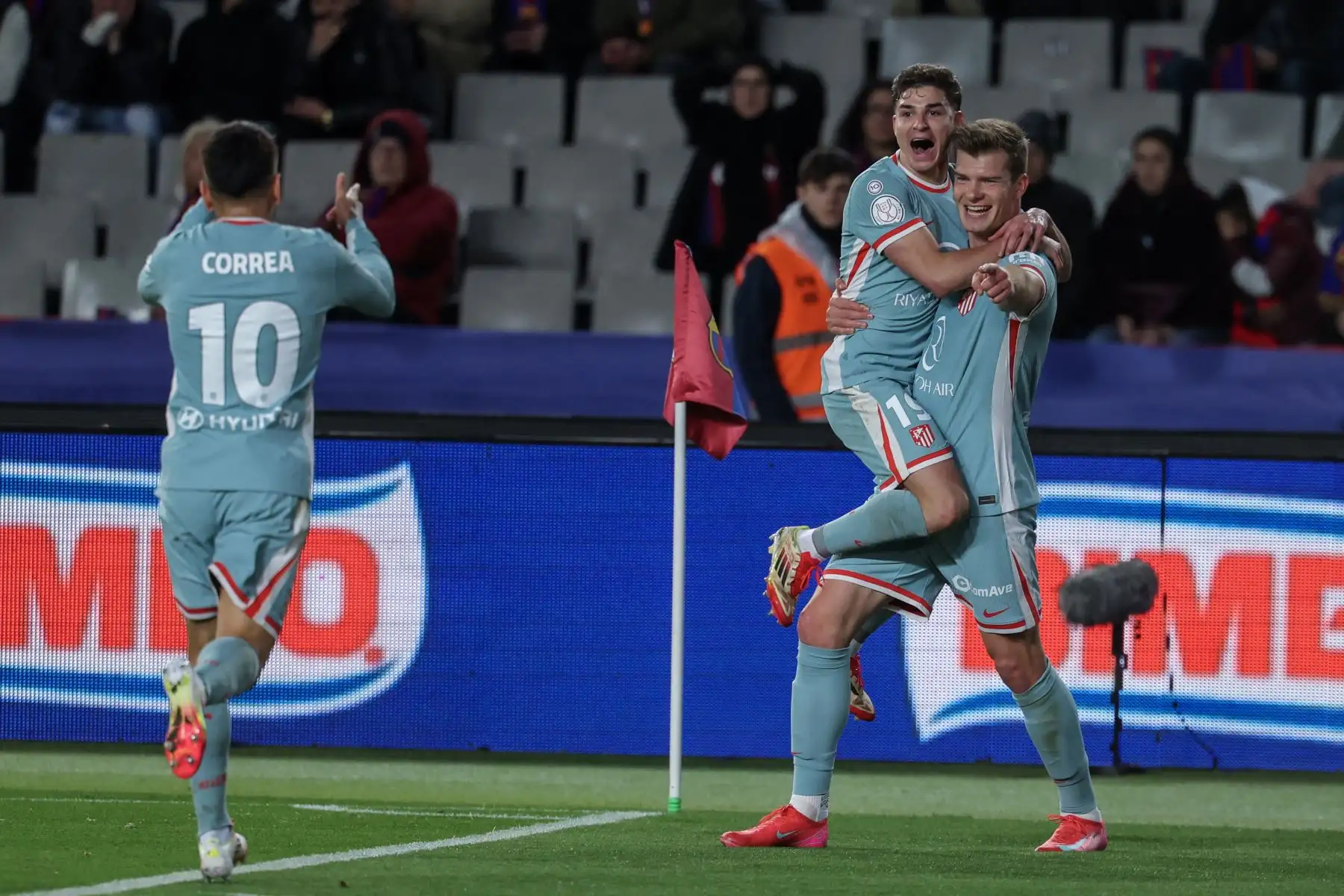 El cuadro rojiblanco se adelantó con dos goles de Julián Álvarez y Antoine Griezmann en los primeros seis minutos, pero los azulgranas, sostenidos en el peor momento por Lamine Yamal, remontaron antes del descanso con los tantos de Pedro González 
