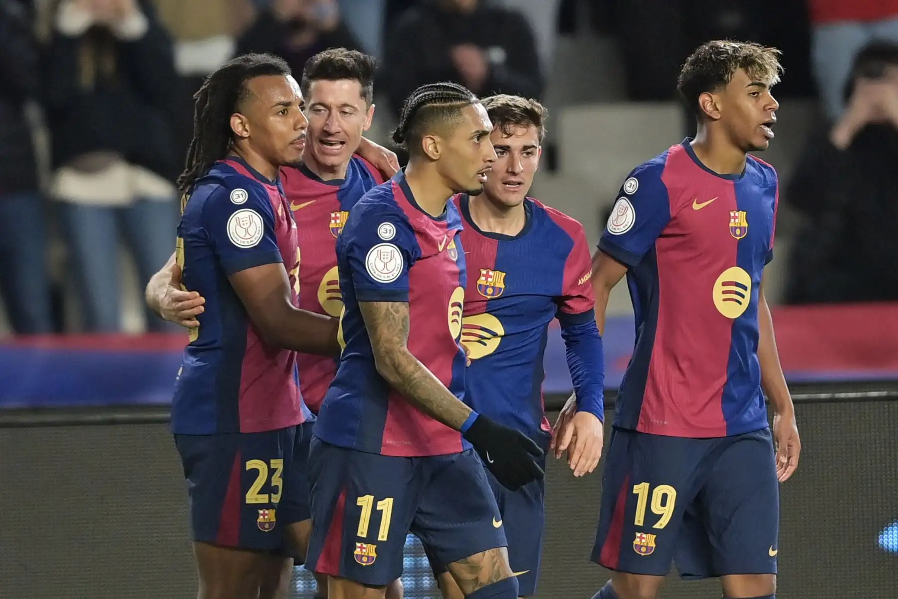 Robert Lewandowski amplió distancias tras el descanso a pase de Lamine Yamal, y cuando el encuentro parecía sentenciado, el Atlético empató la eliminatoria con las dianas de Marcos Llorente y Alexander Sorloth, esta última en el minuto 93. Foto: ANDINA/AFP