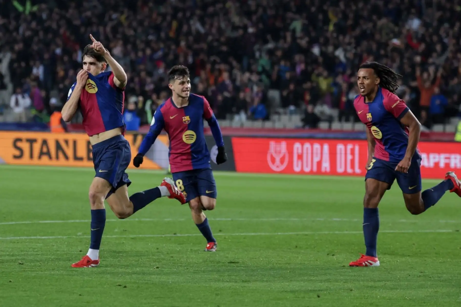 Fue un duelo frenético, de poder a poder, como ya sugería el gran estado de forma en la que llegaban ambos equipos. El Barça, invicto en 2025 con once victorias y dos empates desde su último tropiezo, el 21 de diciembre ante el Atlético (1-2) en un duelo de ineficaz dominio local que decantó un gol de Sorloth en el último minuto. Foto: AFP