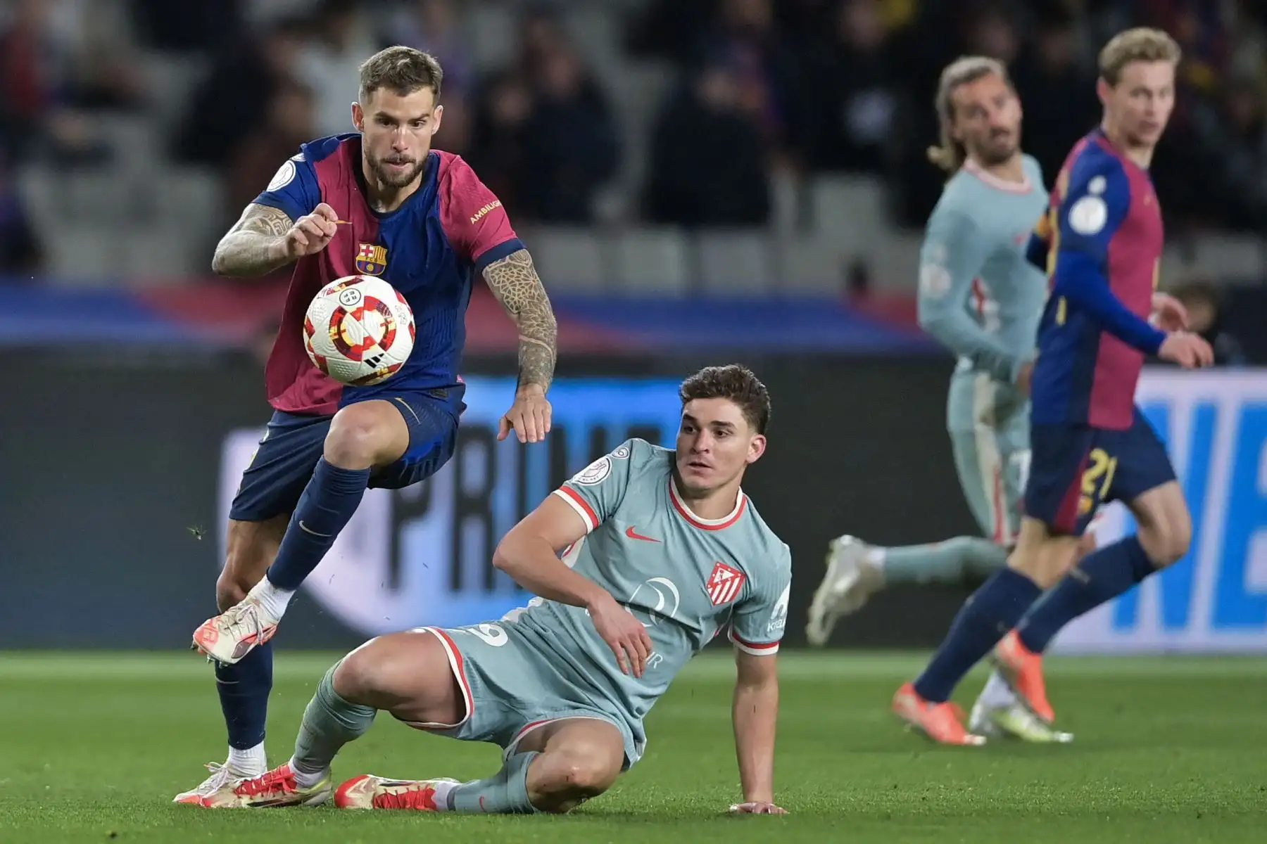 Fue el primer triunfo en territorio azulgrana, tras 17 intentos, de Simeone, que regresaba al mismo escenario precedido por una racha de veinte victorias y una derrota en los 24 últimos partidos. Optó el técnico argentino por refrescar la alineación con cinco cambios y reforzó el centro del campo con Gallagher. Foto: ANDINA/ AFP)