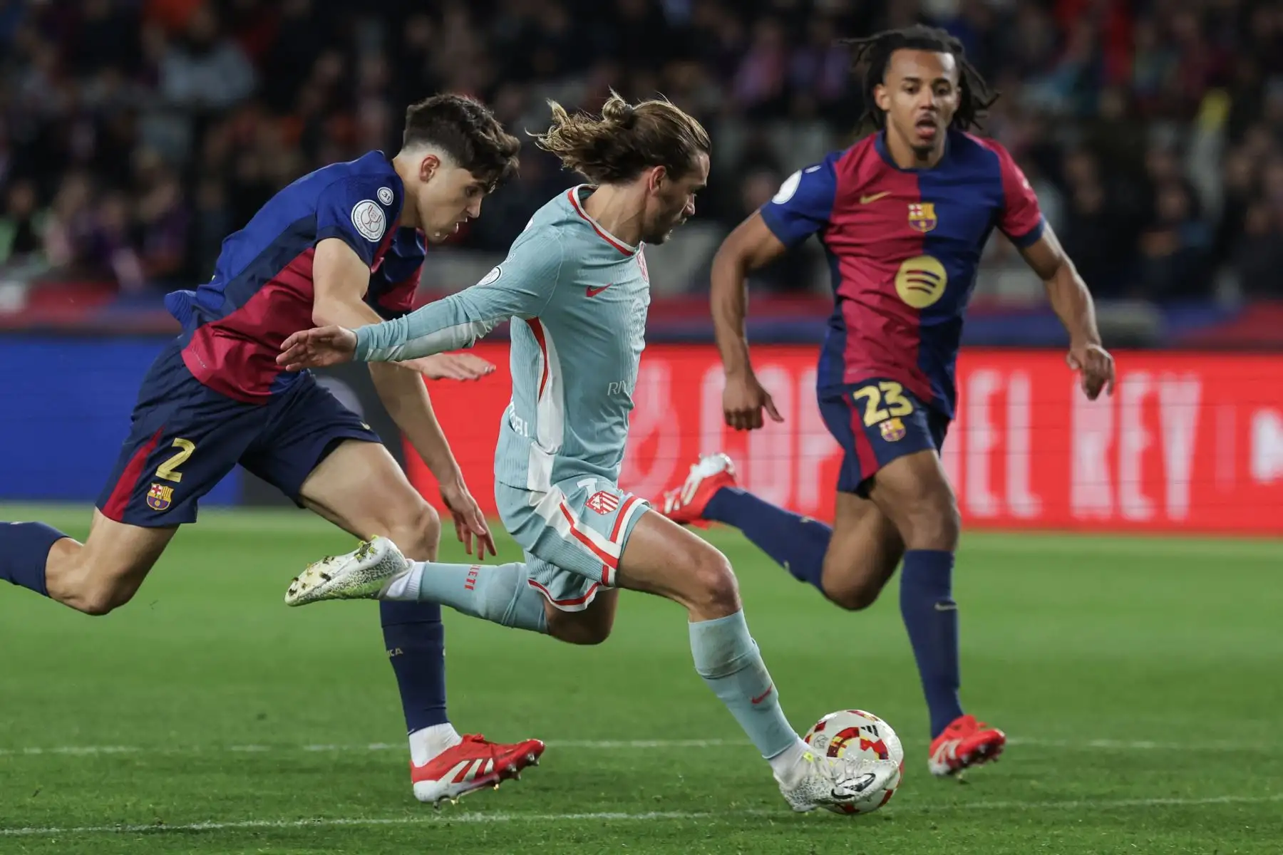 En cambio, Flick sorprendió con la suplencia de Lewandowski y premió con la titularidad a Ferran Torres y Dani Olmo, goleadores en el triunfo del sábado en Las Palmas (0-2), recuperó la dupla Cubarsí-Íñigo Martínez en el eje de la zaga y reafirmó su apuesta por Frenkie de Jong en la medular junto al intocable Pedri.
 Foto: ANDINA/AFP