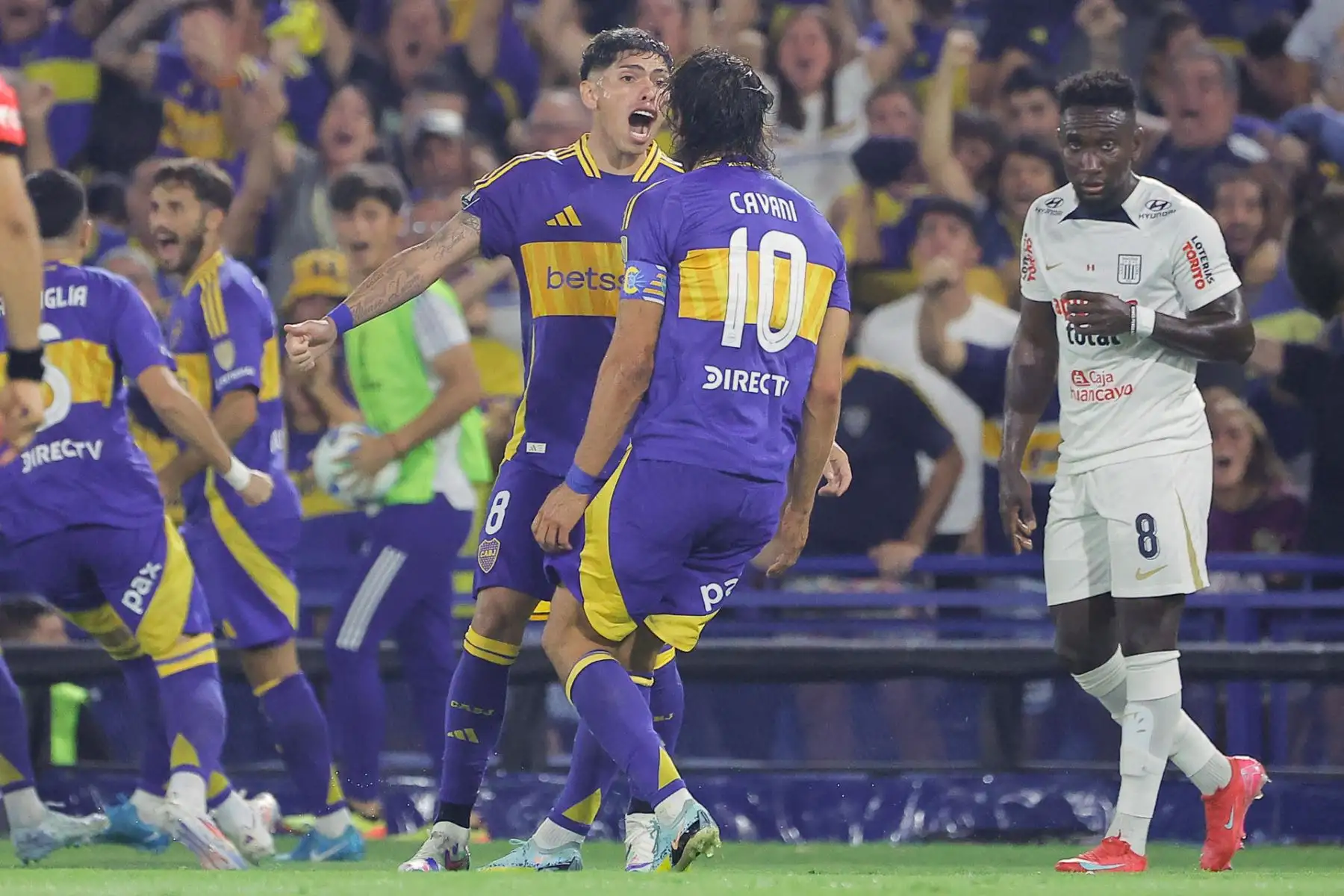 Carlos Palacios (i) y Edinson Cavani de Boca celebran un autogol de Miguel Trauco de Alianza este martes, en el partido de la segunda ronda de la Copa Libertadores entre Boca Juniors y Alianza Lima en el estadio La Bombonera en Buenos Aires (Argentina). Foto: EFE