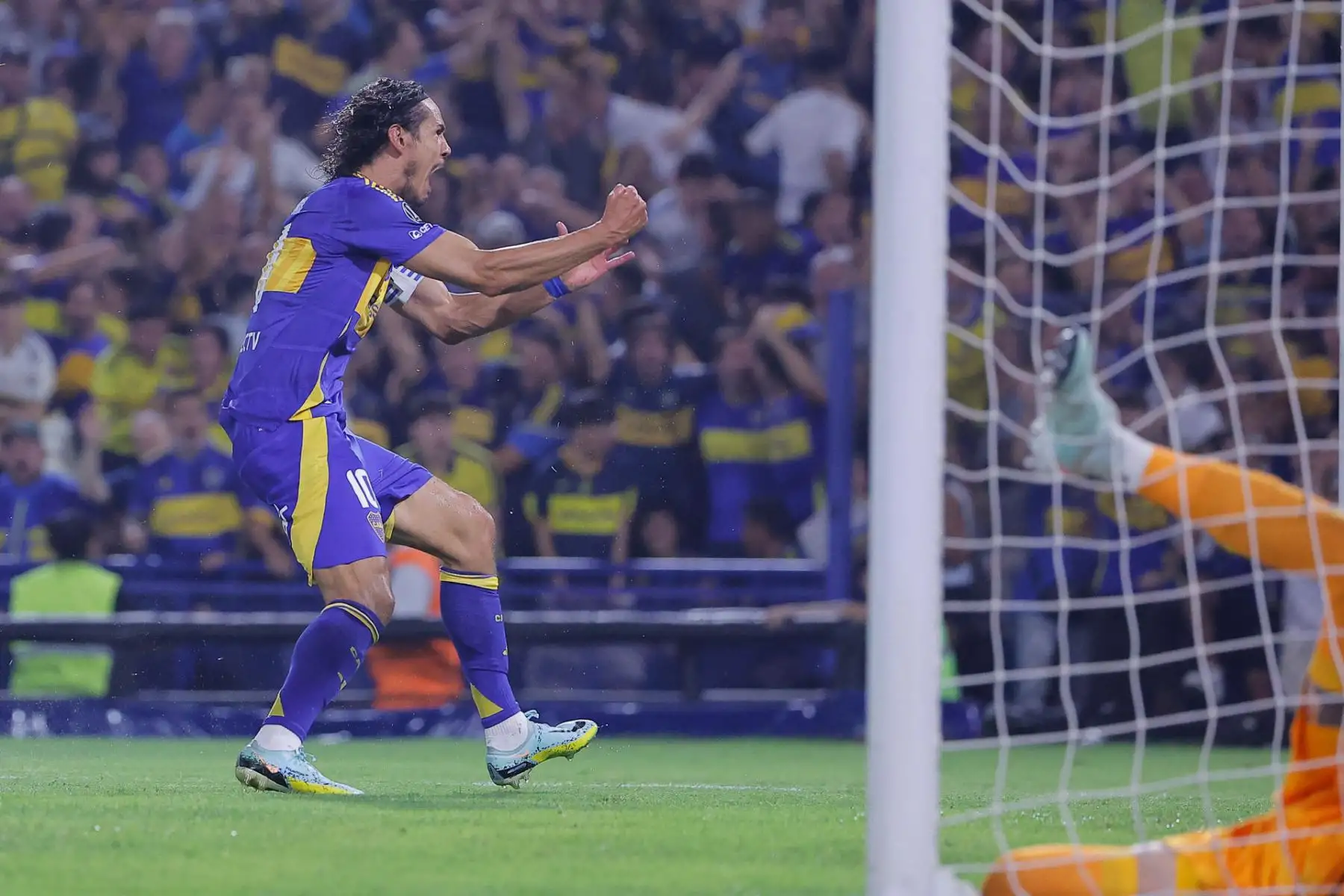 Boca Juniors vuelve a tomar la ventaja en La Bombonera. Con un gol en la segunda mitad, el equipo xeneize se impone 2-1 ante Alianza Lima en un partido lleno de intensidad. A pesar del empate transitorio logrado por Hernán Barcos, los locales lograron desnivelar el marcador y ahora buscan asegurar la victoria. Alianza no baja los brazos y sigue luchando en busca de una nueva igualdad. Foto: EFE