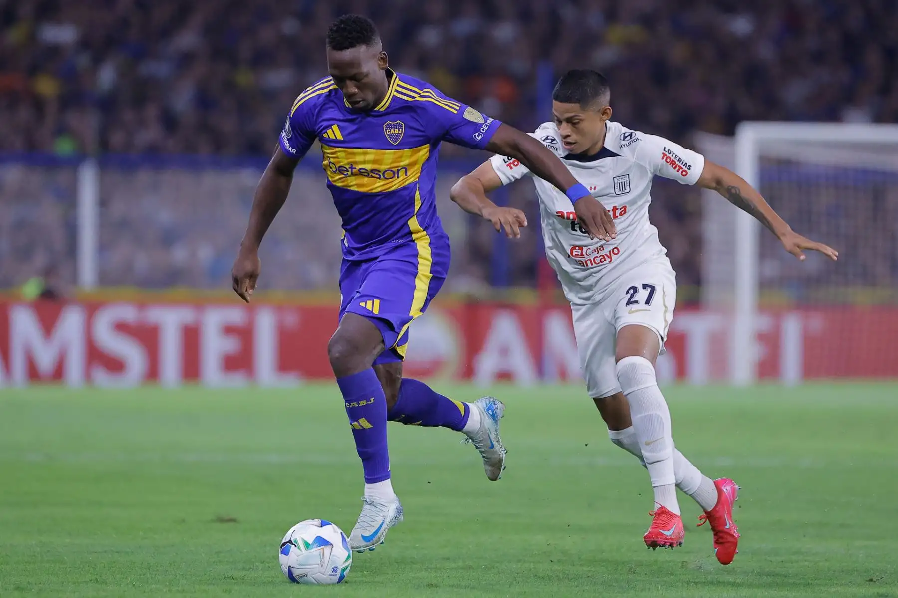 Luis Advíncula (i) de Boca disputa un balón con Kevin Quevedo de Alianza este martes, en un partido de la segunda ronda de la Copa Libertadores entre Boca Juniors y Alianza Lima en el estadio La Bombonera en Buenos Aires (Argentina). Foto: EFE
