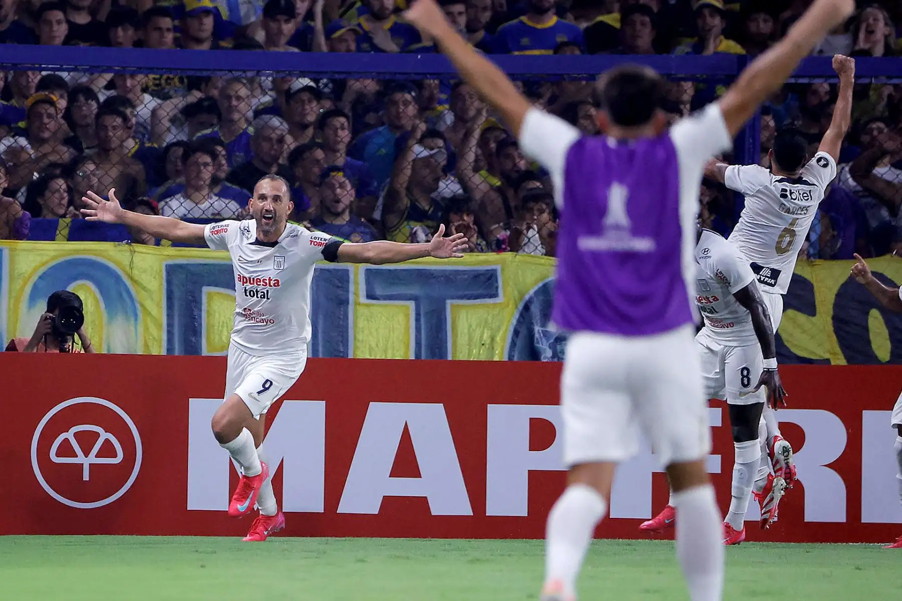Hernán Barcos (i) de Alianza celebra un gol este martes, en el partido de la segunda ronda de la Copa Libertadores entre Boca Juniors y Alianza Lima en el estadio La Bombonera en Buenos Aires (Argentina). Foto: EFE