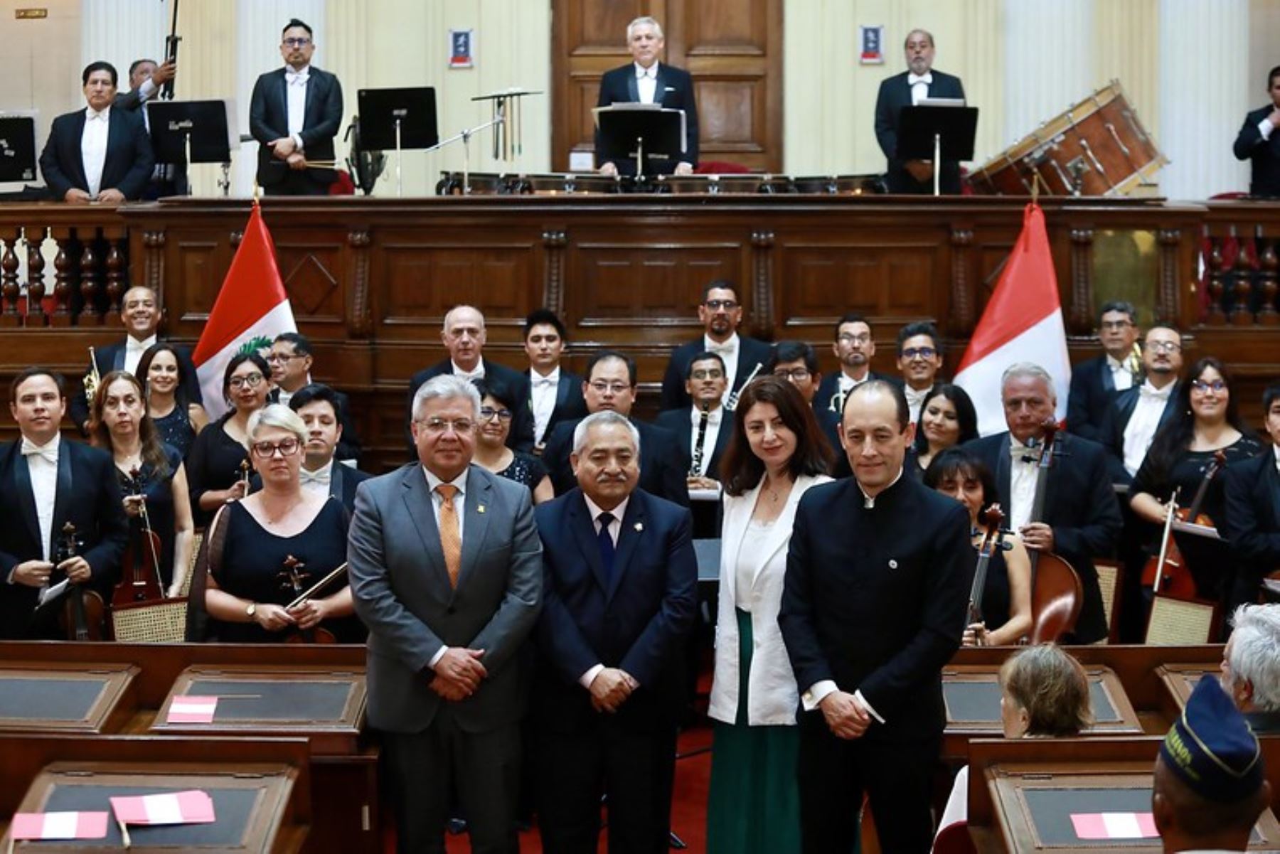 Ministro de Defensa participa en ceremonia por el bicentenario de la creación de los símbolos de la patria, del Estado y de los emblemas nacionales.