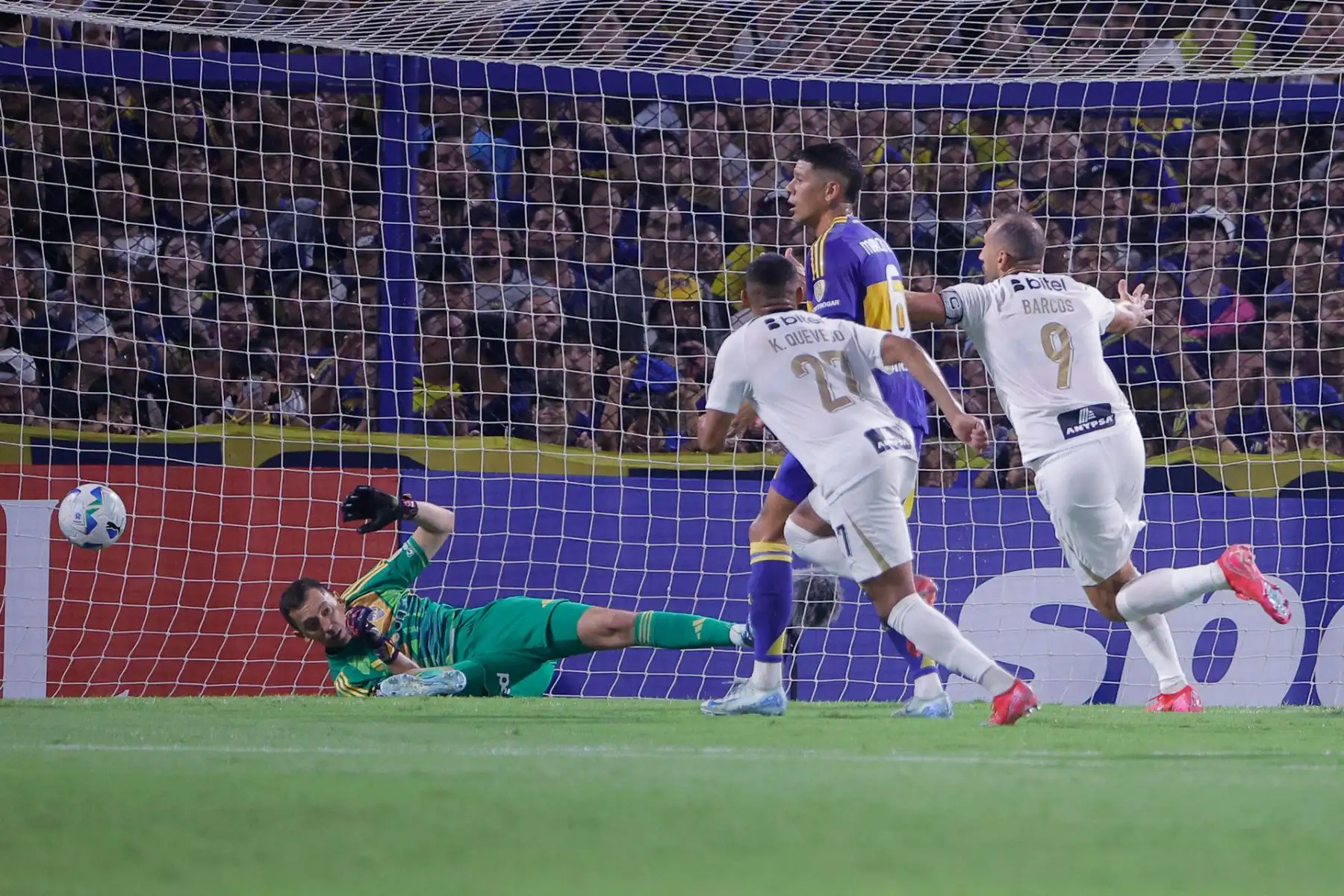 Hernán Barcos (d) de Alianza anota un gol este martes, en el partido de la segunda ronda de la Copa Libertadores entre Boca Juniors y Alianza Lima en el estadio La Bombonera en Buenos Aires (Argentina). Foto: EFE