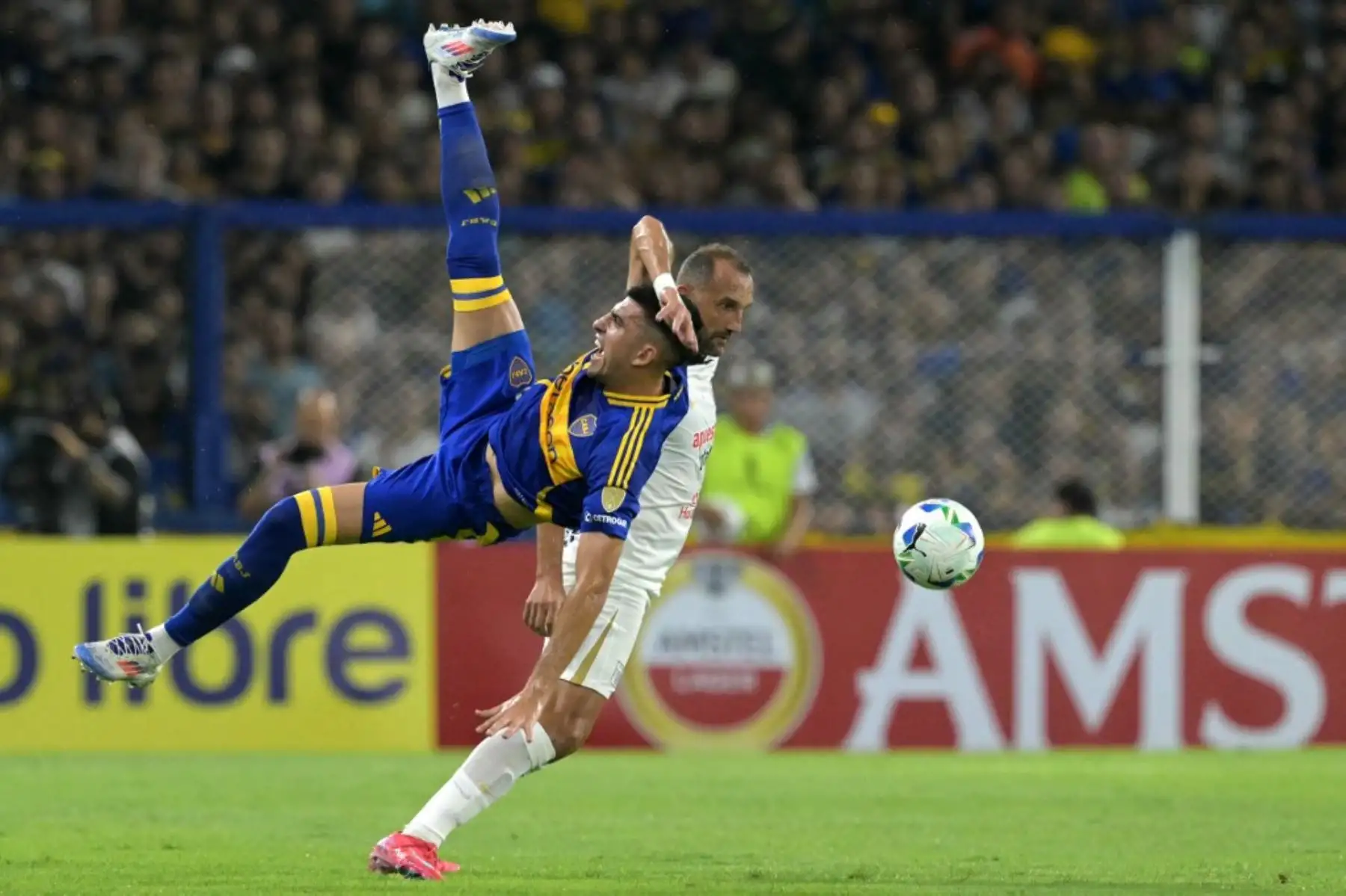 El mediocampista de Boca Juniors Rodrigo Battaglia y el delantero argentino de Alianza Lima Hernán Barcos luchan por el balón durante el partido de vuelta de la segunda ronda de clasificación para la Copa Libertadores entre Boca Juniors de Argentina y Alianza Lima de Perú en el estadio Alberto J. Armando "La Bombonera" en Buenos Aires. Foto: AFP