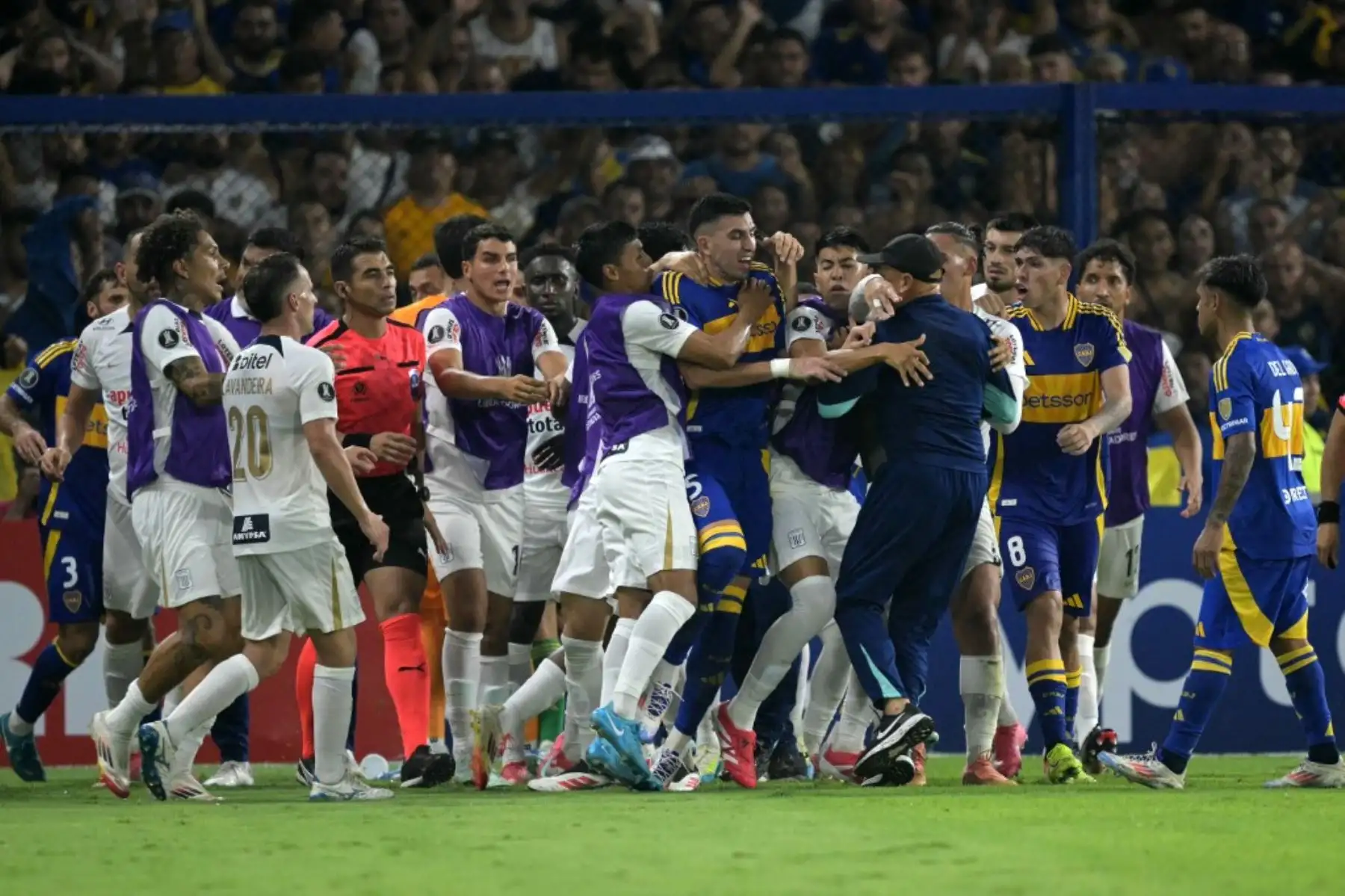 Boca Juniors invirtió casi 22 millones de dólares en refuerzos para la temporada, incluyendo la millonaria compra de Alan Velasco (10M), Carlos Palacios (4.8M) y Ayrton Costa (3.5M), entre otros, con el objetivo de pelear por la Copa Libertadores y el Mundial de Clubes. Sin embargo, pese a esta gran inversión, sufrió una eliminación histórica en La Bombonera ante un humilde Alianza Lima, que dio el golpe en los penales. Fuente: El Gráfico Argentina. Foto: AFP