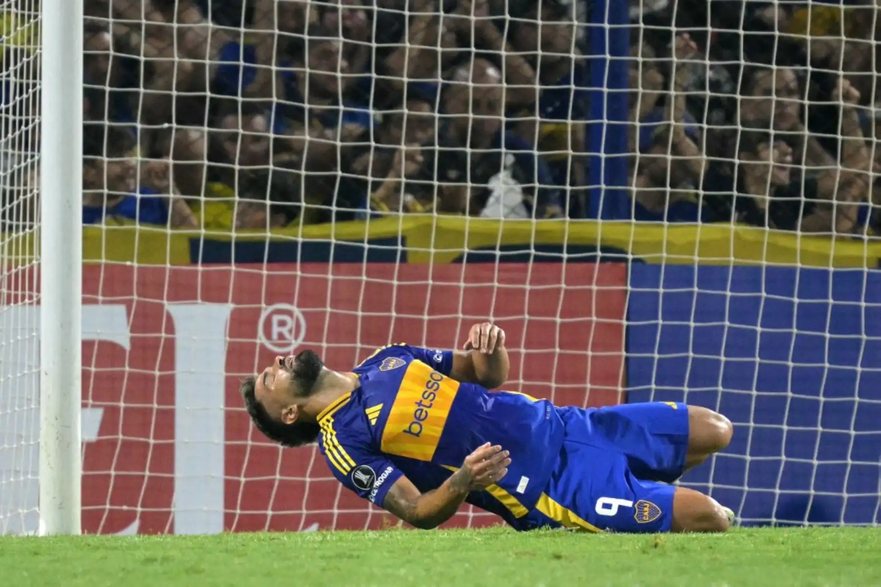 Boca Juniors invirtió casi 22 millones de dólares en refuerzos para la temporada, incluyendo la millonaria compra de Alan Velasco (10M), Carlos Palacios (4.8M) y Ayrton Costa (3.5M), entre otros, con el objetivo de pelear por la Copa Libertadores y el Mundial de Clubes. Sin embargo, pese a esta gran inversión, sufrió una eliminación histórica en La Bombonera ante un humilde Alianza Lima, que dio el golpe en los penales. Fuente: El Gráfico Argentina. Foto: AFP