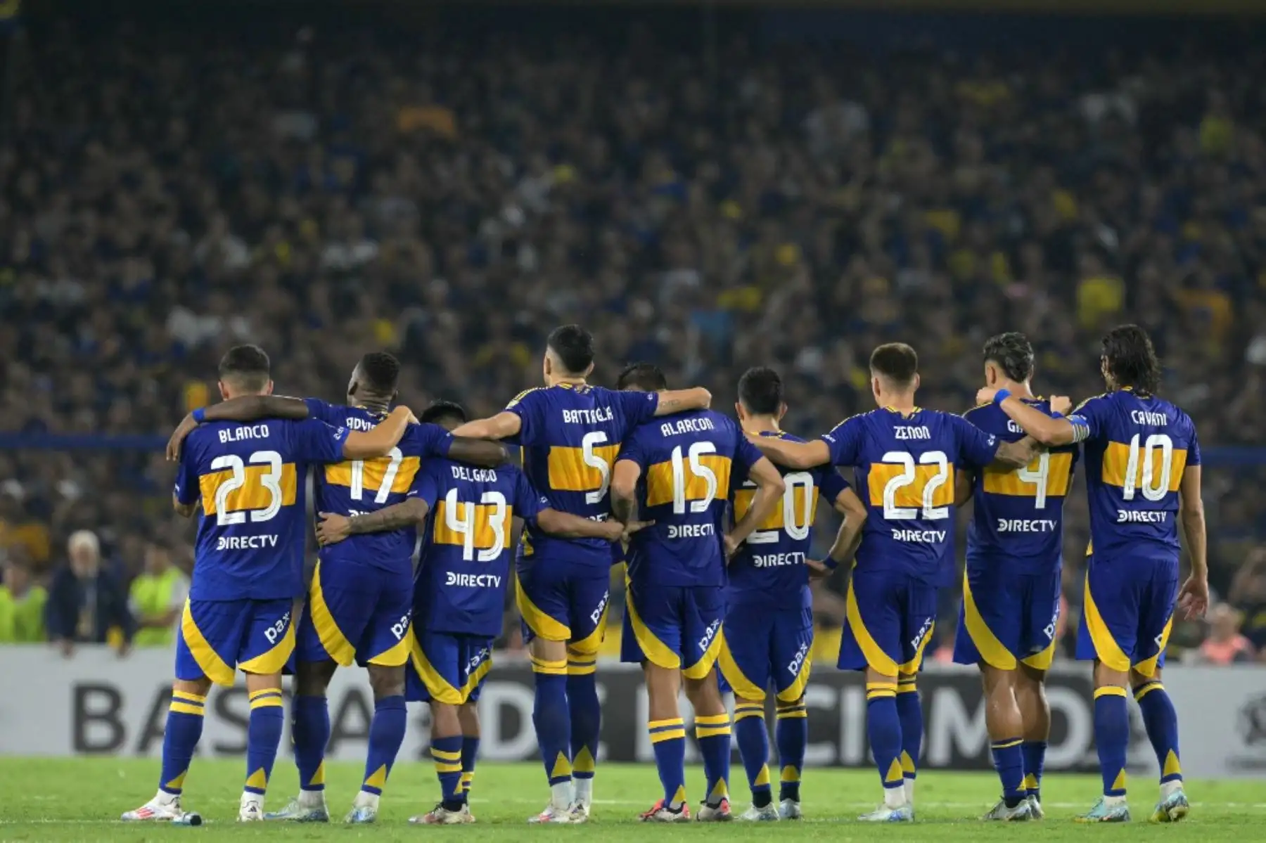 Boca Juniors invirtió casi 22 millones de dólares en refuerzos para la temporada, incluyendo la millonaria compra de Alan Velasco (10M), Carlos Palacios (4.8M) y Ayrton Costa (3.5M), entre otros, con el objetivo de pelear por la Copa Libertadores y el Mundial de Clubes. Sin embargo, pese a esta gran inversión, sufrió una eliminación histórica en La Bombonera ante un humilde Alianza Lima, que dio el golpe en los penales. Fuente: El Gráfico Argentina. Foto: AFP