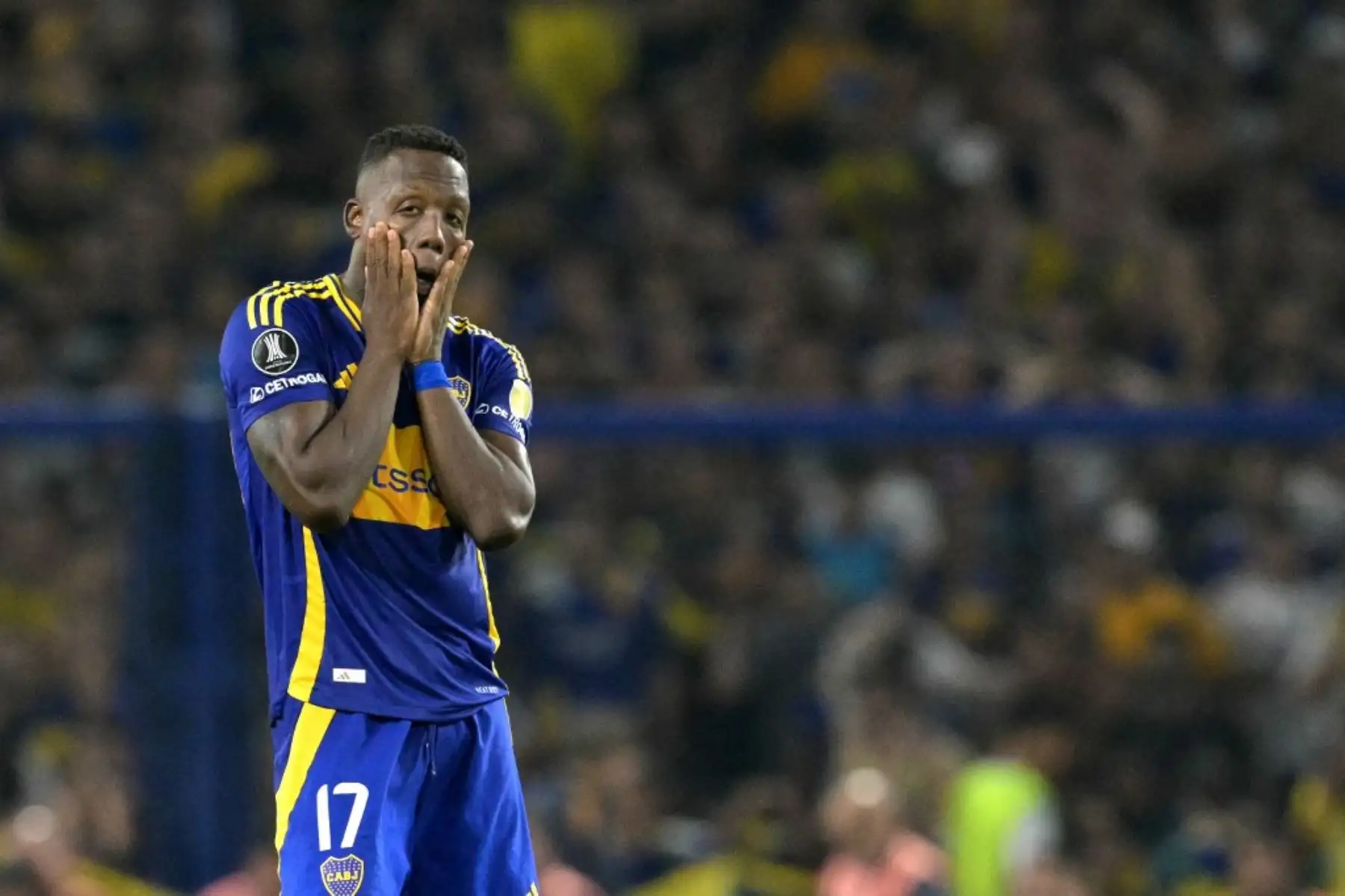 Boca Juniors invirtió casi 22 millones de dólares en refuerzos para la temporada, incluyendo la millonaria compra de Alan Velasco (10M), Carlos Palacios (4.8M) y Ayrton Costa (3.5M), entre otros, con el objetivo de pelear por la Copa Libertadores y el Mundial de Clubes. Sin embargo, pese a esta gran inversión, sufrió una eliminación histórica en La Bombonera ante un humilde Alianza Lima, que dio el golpe en los penales. Fuente: El Gráfico Argentina. Foto: AFP