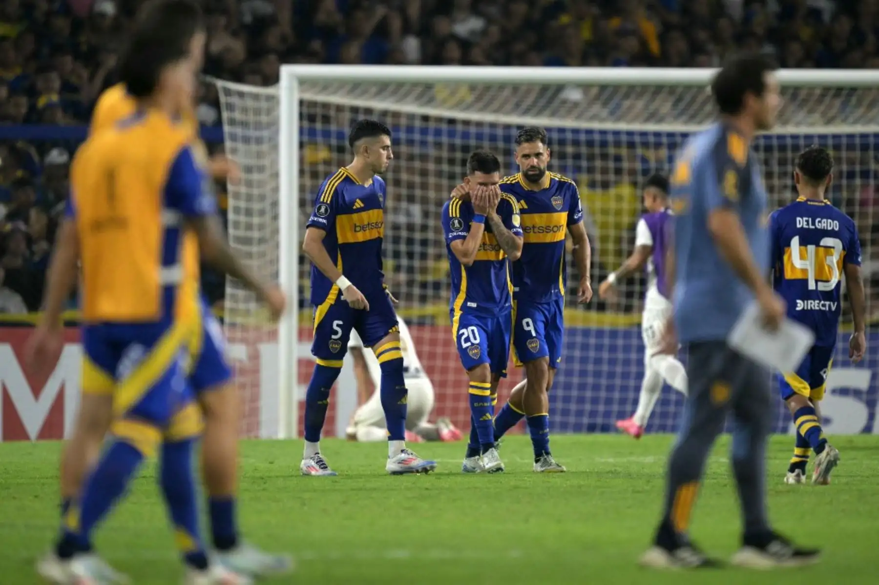 Guillermo Viscarra se convirtió en el héroe de Alianza Lima al atajar el penal decisivo que selló la histórica clasificación del equipo peruano en La Bombonera. El arquero titular de la selección boliviana detuvo el remate final de Boca Juniors, desatando la euforia blanquiazul en Buenos Aires. Con esta gesta, Alianza eliminó a un gigante del continente y firmó una de las mayores hazañas del fútbol peruano en torneos internacionales. Foto: AFP