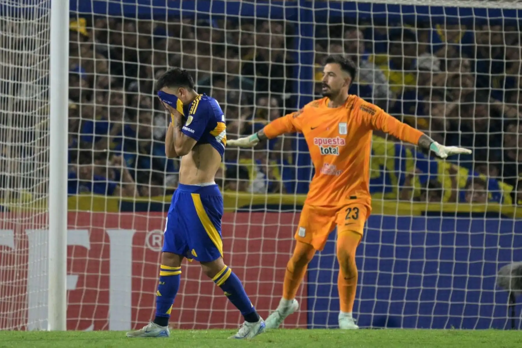 Guillermo Viscarra se convirtió en el héroe de Alianza Lima al atajar el penal decisivo que selló la histórica clasificación del equipo peruano en La Bombonera. El arquero titular de la selección boliviana detuvo el remate final de Boca Juniors, desatando la euforia blanquiazul en Buenos Aires. Con esta gesta, Alianza eliminó a un gigante del continente y firmó una de las mayores hazañas del fútbol peruano en torneos internacionales. Foto: AFP