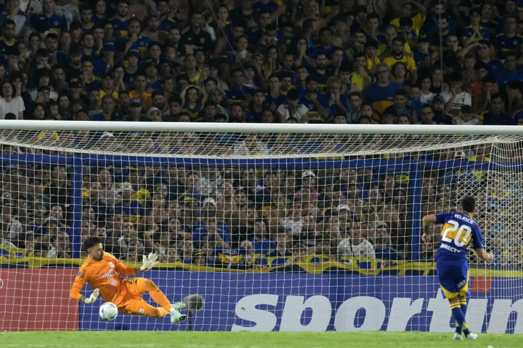 Guillermo Viscarra se convirtió en el héroe de Alianza Lima al atajar el penal decisivo que selló la histórica clasificación del equipo peruano en La Bombonera. El arquero titular de la selección boliviana detuvo el remate final de Boca Juniors, desatando la euforia blanquiazul en Buenos Aires. Con esta gesta, Alianza eliminó a un gigante del continente y firmó una de las mayores hazañas del fútbol peruano en torneos internacionales. Foto: AFP