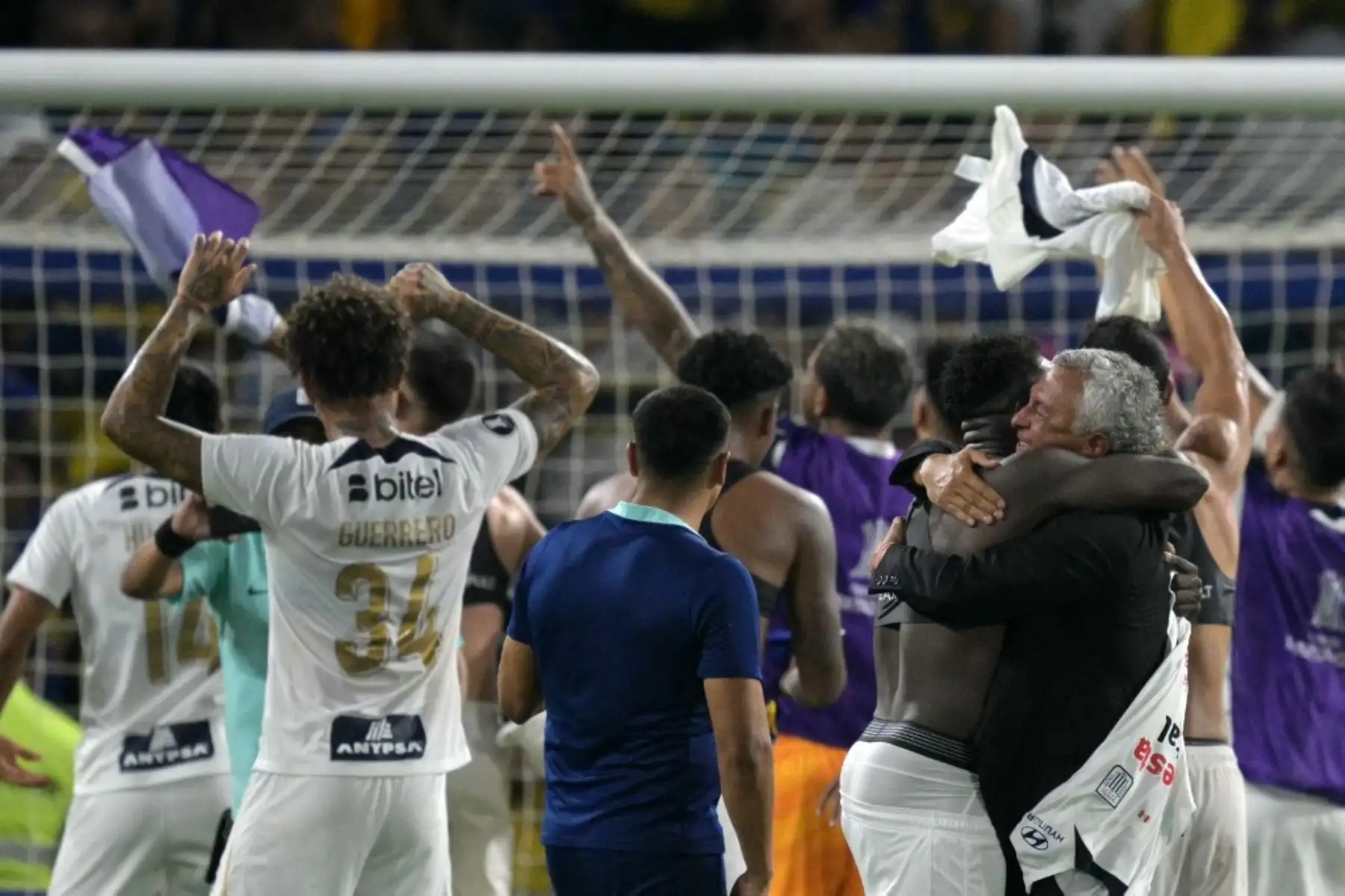 Revive las imágenes de la celebración de Alianza Lima en medio de La Bombonera que reflejan la magnitud de su hazaña histórica. Euforia de los jugadores, abrazados en el centro del campo, entonando cánticos de victoria tras eliminar a Boca Juniors. Un festejo inolvidable que quedará grabado en la memoria del fútbol sudamericano. Foto: AFP