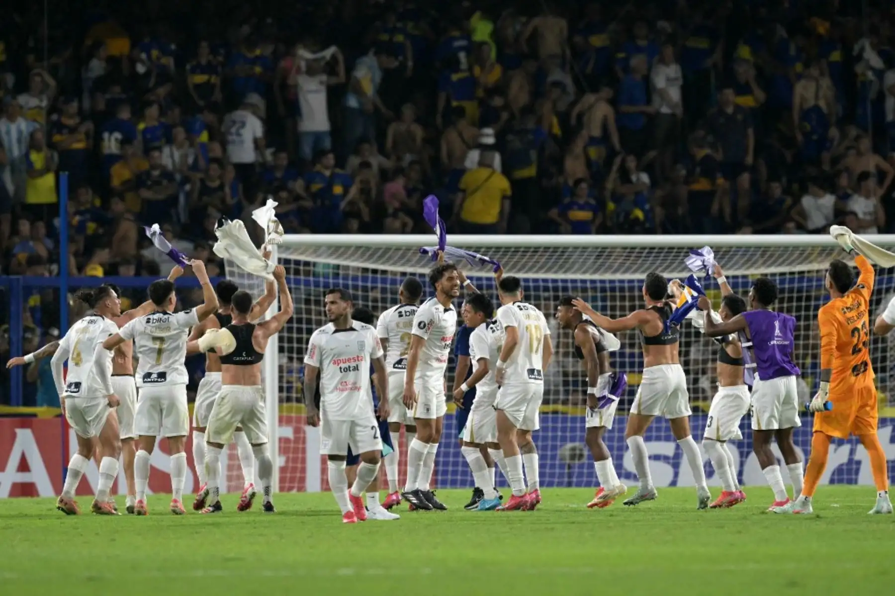 Revive las imágenes de la celebración de Alianza Lima en medio de La Bombonera que reflejan la magnitud de su hazaña histórica. Euforia de los jugadores, abrazados en el centro del campo, entonando cánticos de victoria tras eliminar a Boca Juniors. Un festejo inolvidable que quedará grabado en la memoria del fútbol sudamericano. Foto: AFP