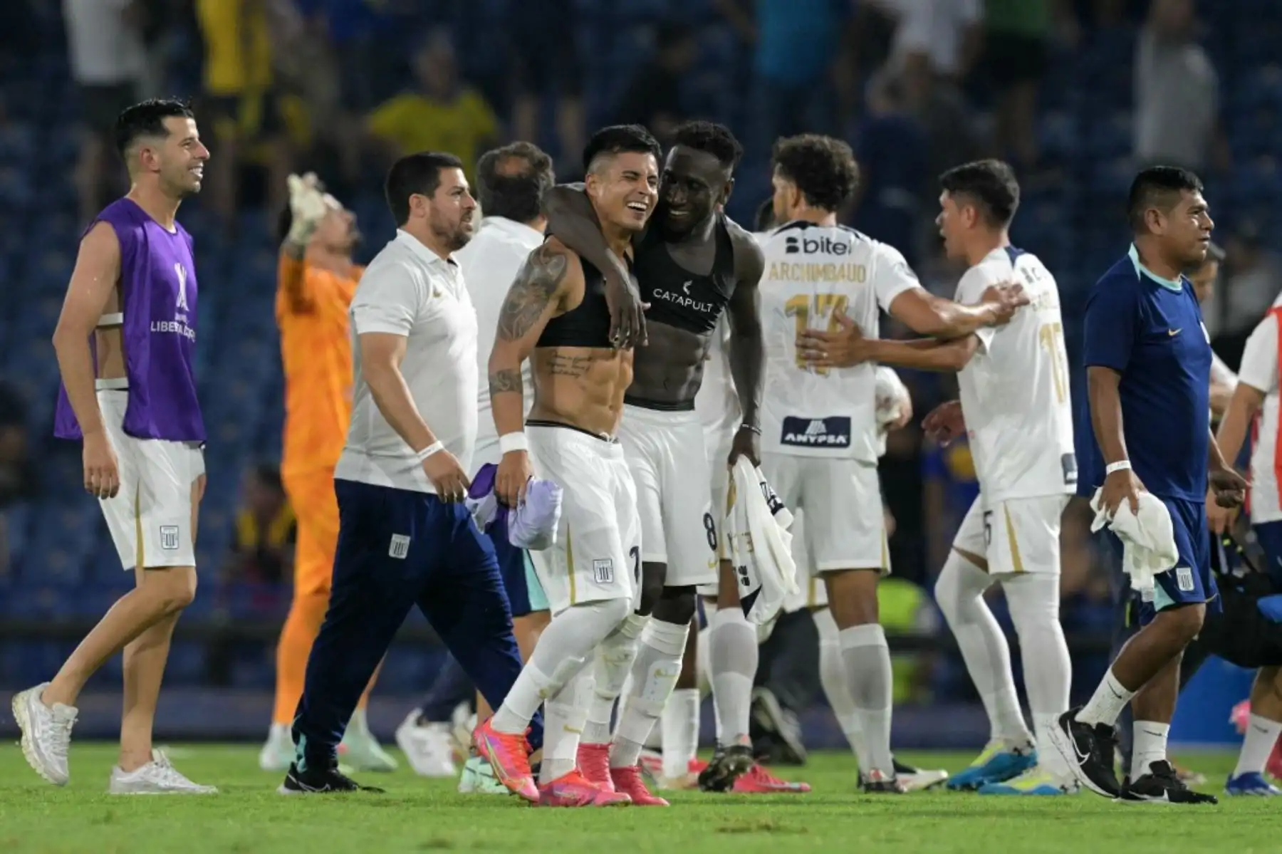Revive las imágenes de la celebración de Alianza Lima en medio de La Bombonera que reflejan la magnitud de su hazaña histórica. Euforia de los jugadores, abrazados en el centro del campo, entonando cánticos de victoria tras eliminar a Boca Juniors. Un festejo inolvidable que quedará grabado en la memoria del fútbol sudamericano. Foto: AFP