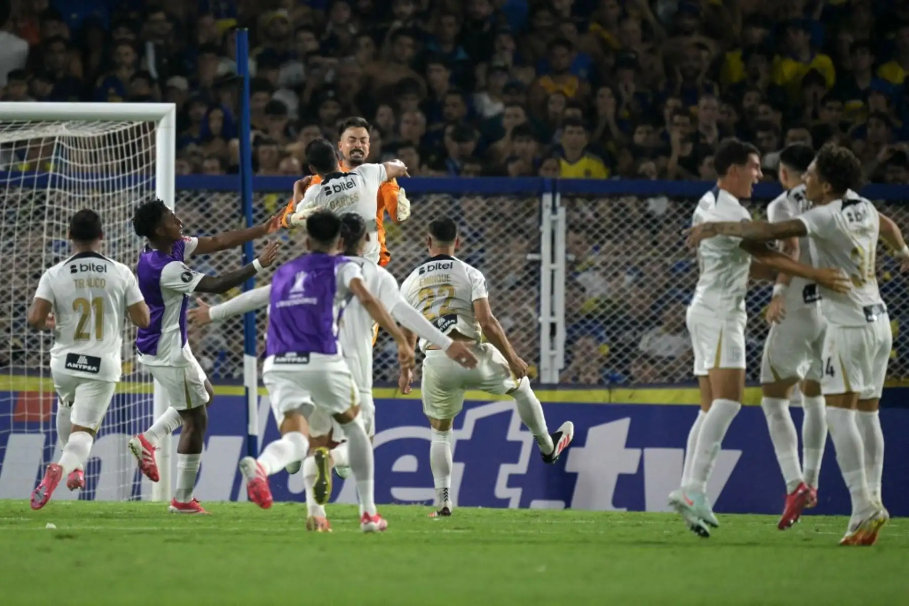 Revive las imágenes de la celebración de Alianza Lima en medio de La Bombonera que reflejan la magnitud de su hazaña histórica. Euforia de los jugadores, abrazados en el centro del campo, entonando cánticos de victoria tras eliminar a Boca Juniors. Un festejo inolvidable que quedará grabado en la memoria del fútbol sudamericano. Foto: AFP