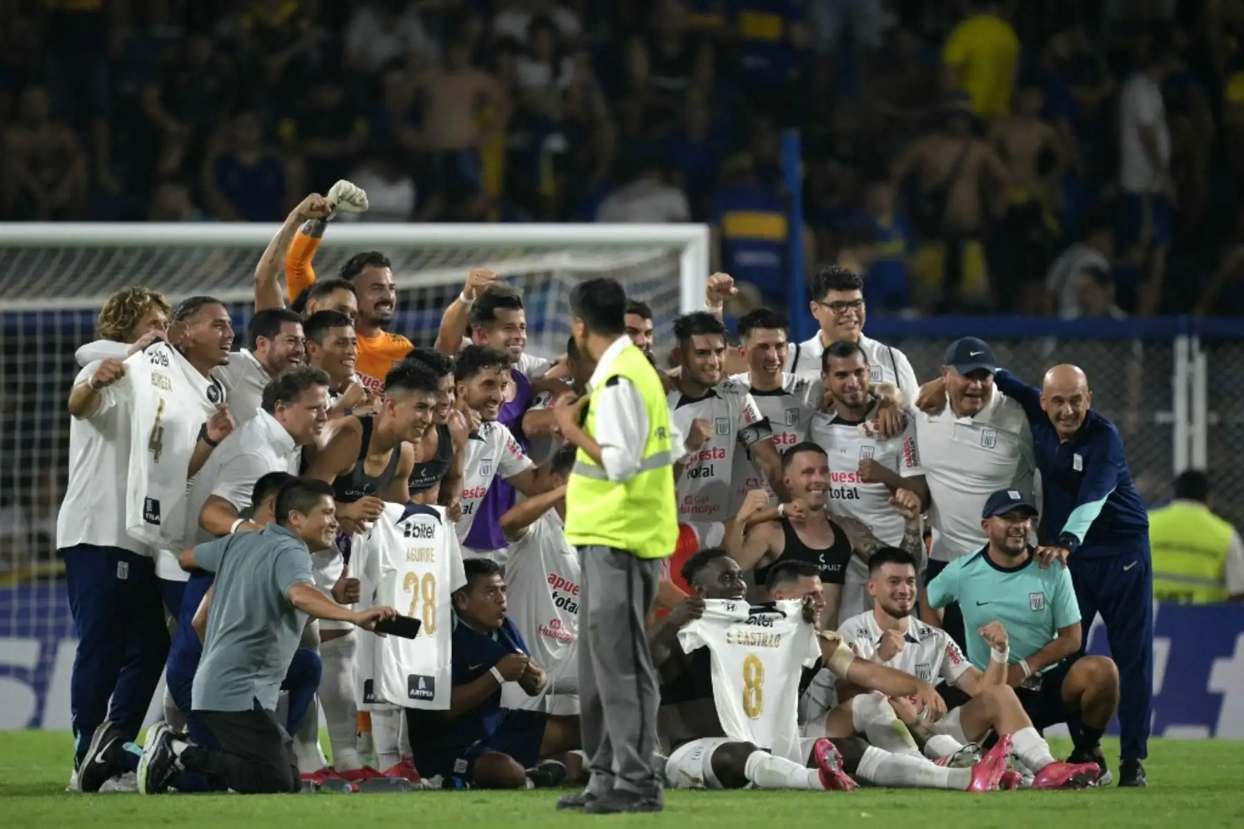 Revive las imágenes de la celebración de Alianza Lima en medio de La Bombonera que reflejan la magnitud de su hazaña histórica. Euforia de los jugadores, abrazados en el centro del campo, entonando cánticos de victoria tras eliminar a Boca Juniors. Un festejo inolvidable que quedará grabado en la memoria del fútbol sudamericano. Foto: AFP