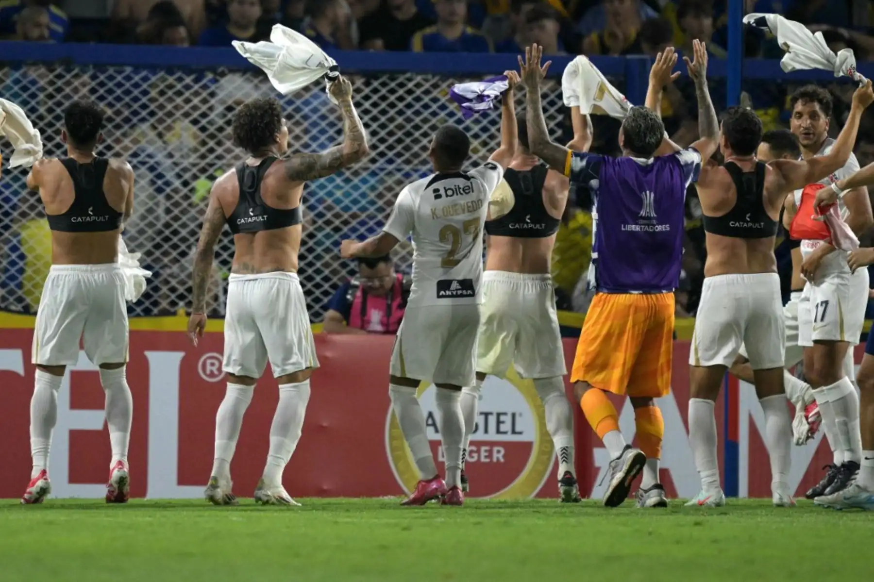 Revive las imágenes de la celebración de Alianza Lima en medio de La Bombonera que reflejan la magnitud de su hazaña histórica. Euforia de los jugadores, abrazados en el centro del campo, entonando cánticos de victoria tras eliminar a Boca Juniors. Un festejo inolvidable que quedará grabado en la memoria del fútbol sudamericano. Foto: AFP