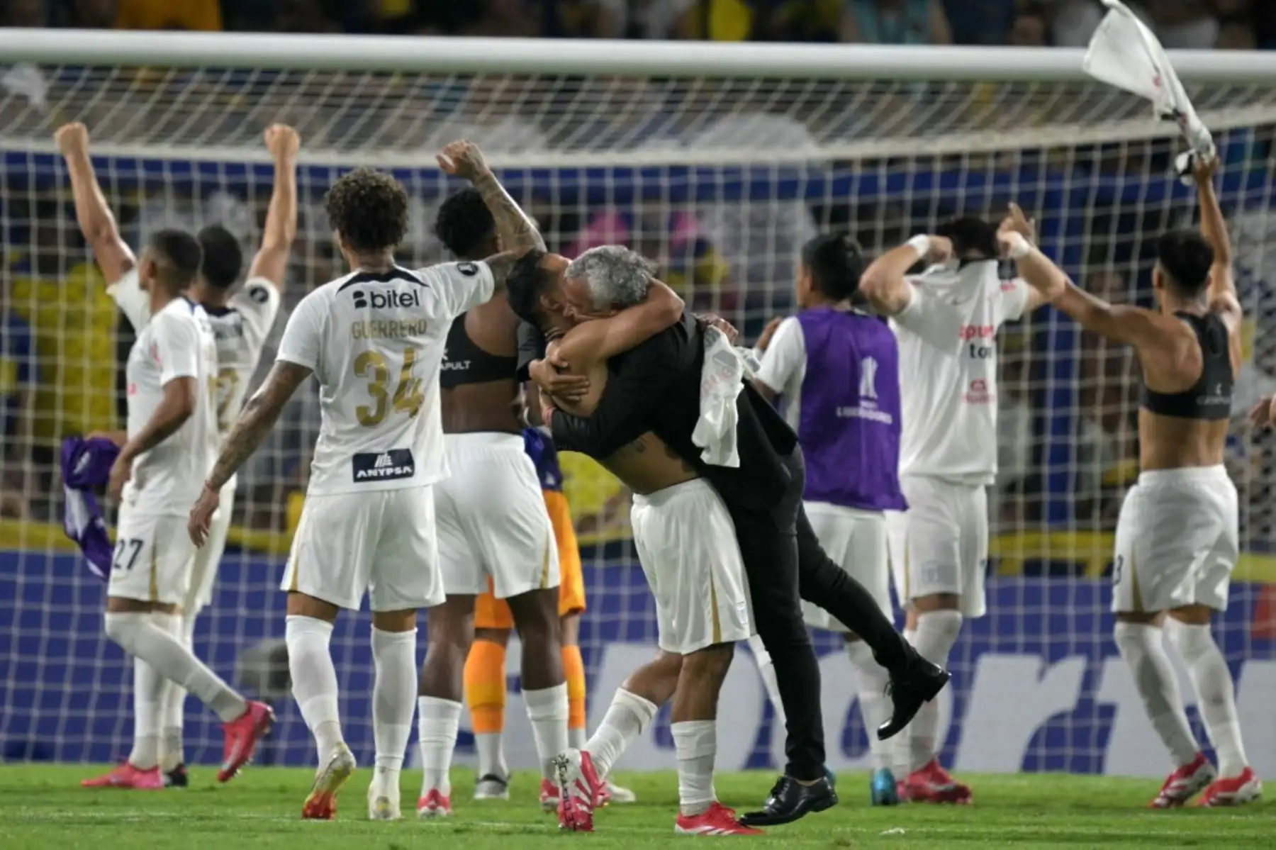 Revive las imágenes de la celebración de Alianza Lima en medio de La Bombonera que reflejan la magnitud de su hazaña histórica. Euforia de los jugadores, abrazados en el centro del campo, entonando cánticos de victoria tras eliminar a Boca Juniors. Un festejo inolvidable que quedará grabado en la memoria del fútbol sudamericano. Foto: AFP