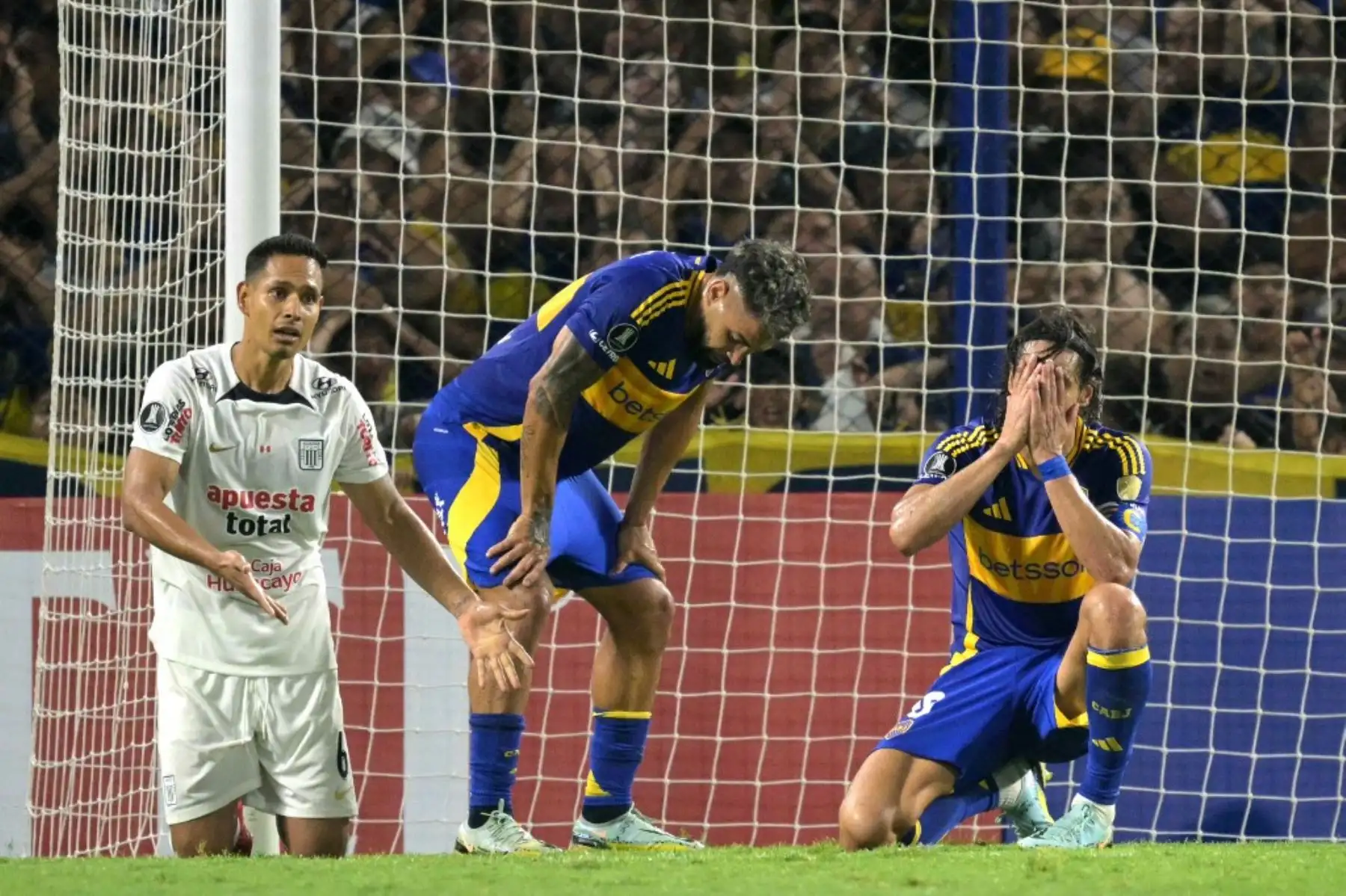 Revive las imágenes de la celebración de Alianza Lima en medio de La Bombonera que reflejan la magnitud de su hazaña histórica. Euforia de los jugadores, abrazados en el centro del campo, entonando cánticos de victoria tras eliminar a Boca Juniors. Un festejo inolvidable que quedará grabado en la memoria del fútbol sudamericano. Foto: AFP