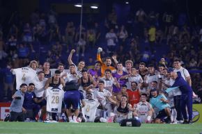 Alianza Lima celebra en la Bombonera el triunfo sobre Boca Juniors. Foto: ANDINA/Difusión