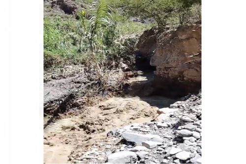 Material del relave minero alcanzó las aguas del río Pampalca, afectando el sistema de agua potable y los sistemas de riego,