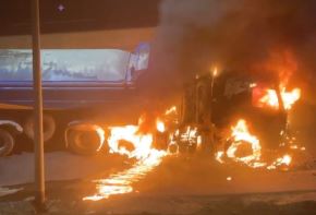 Tráiler que transportaba minerales se incendia en la Panamericana Norte, a la altura del distrito de Chancay. El conductor del vehículo logró salir a tiempo antes que las llamas consumieran la cabina. ANDINA/Difusión