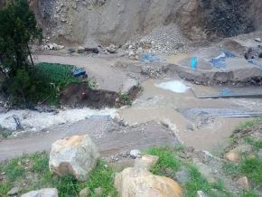 La crecida del río Chipihuaico arrasó con un puente provisional dejando aisladas a varias comunidades del distrito de Yauli, en la provincia y región Huancavelica. ANDINA/Difusión