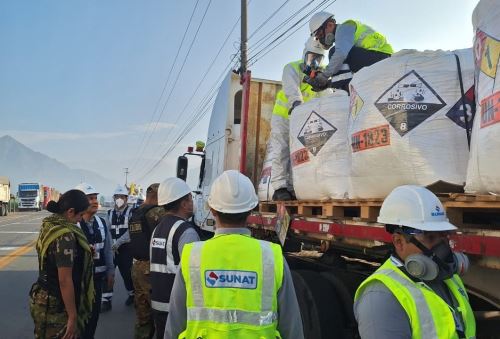 Un operativo conjunto contra la minería ilegal en La Libertad ejecutan la Sunat, PNP y el Ministerio Público en la carretera de penetración a la sierra, en el distrito de Laredo. ANDINA/Difusión