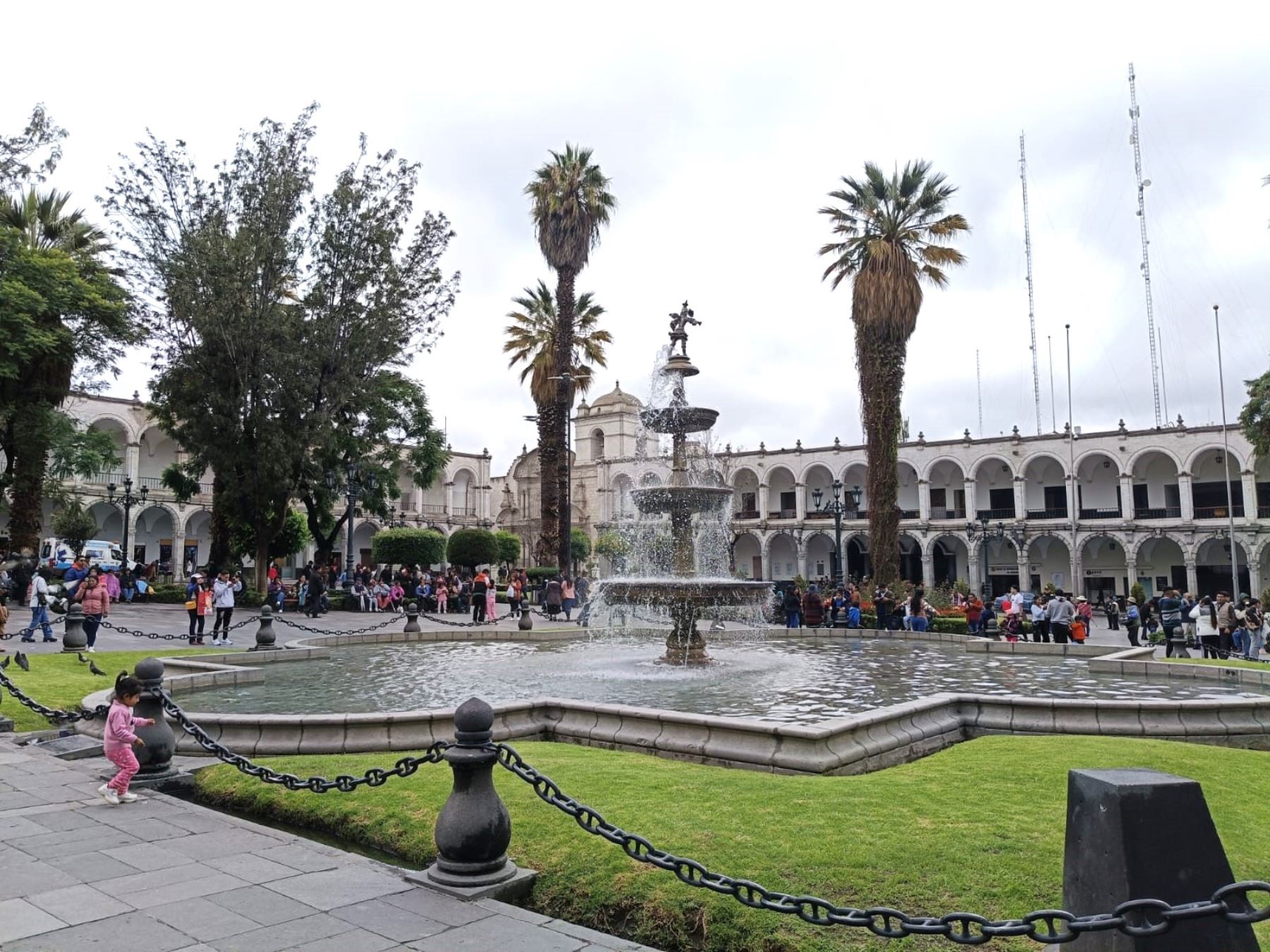 Arequipa protege su patrimonio cultural y anunció la colocación de vallas metálicas alrededor de la pileta de la plaza de Armas, conocida como Tuturutú, para evitar daños durante la celebración de los carnavales. ANDINA/Difusión