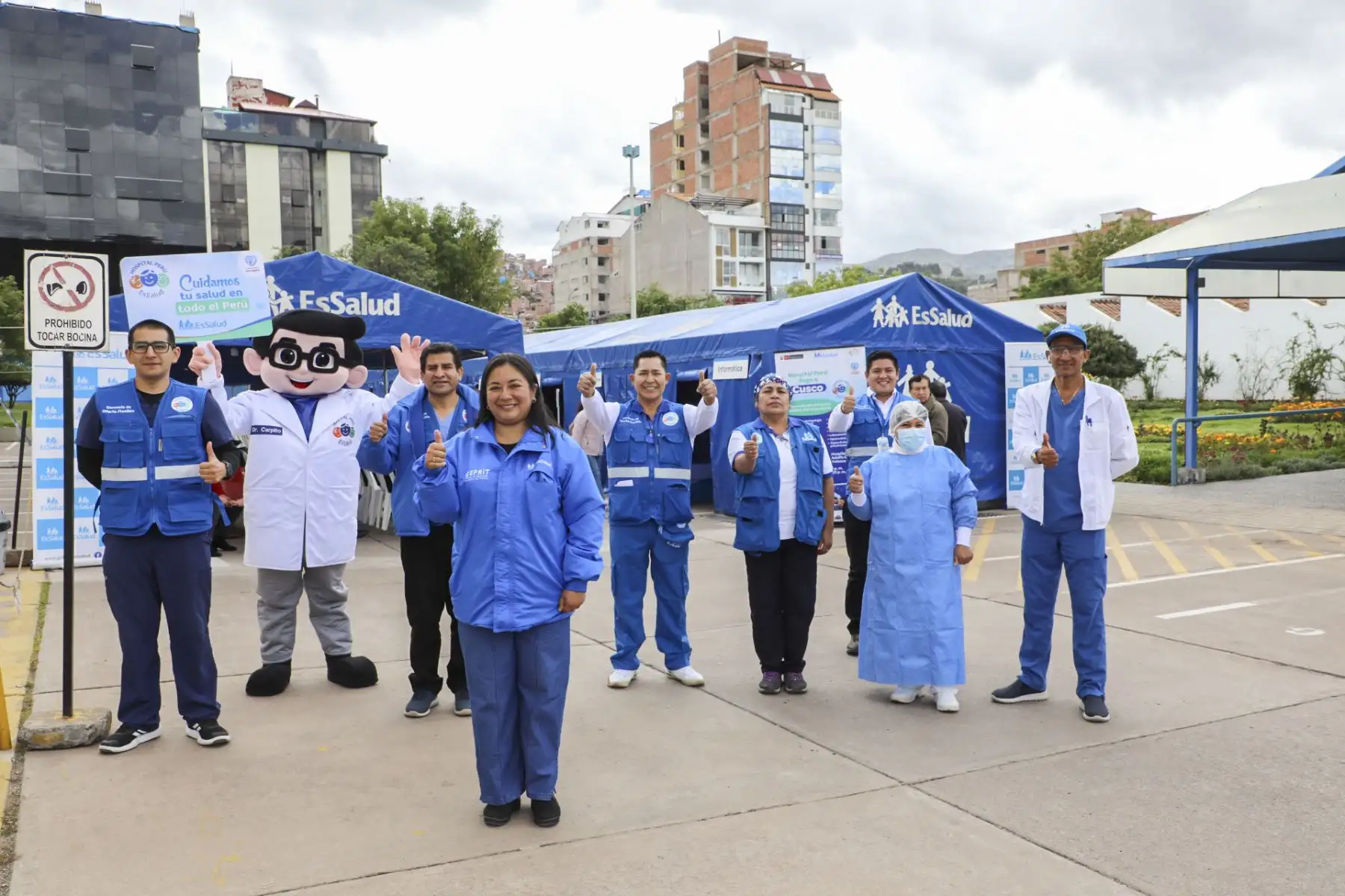 El Seguro Social de Salud (EsSalud) inició una jornada maratónica de atenciones médicas en la región Cusco con el objetivo de atender a la población asegurada y reducir la demanda acumulada en los centros asistenciales. En esta oportunidad, se tiene previsto realizar 5,283 atenciones.

Foto: ANDINA/Difusión