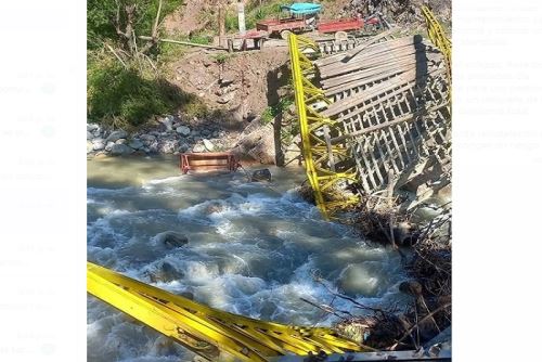 Accidente ocurrió esta mañana en el centro poblado de Maya, cuando un grupo de personas cruzaba el río utilizando la oroya instalada por la Municipalidad Provincial de Carhuaz. Repentinamente, las cuerdas que sostenían la estructura cedieron, cayendo los pobladores al vacío.