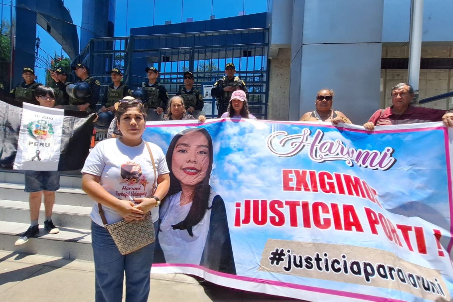 Familiares de Harumi Carbajal, una de las seis víctimas de la tragedia en el Real Plaza Trujillo, hicieron un plantón frente a la sede del Ministerio Público. Foto: Cortesía Luis Puell