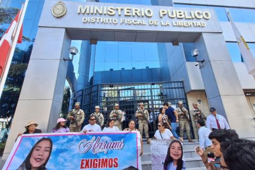 Familiares de Harumi Carbajal, una de las seis víctimas de la tragedia en el Real Plaza Trujillo, hicieron un plantón frente a la sede del Ministerio Público. Foto: Cortesía Luis Puell