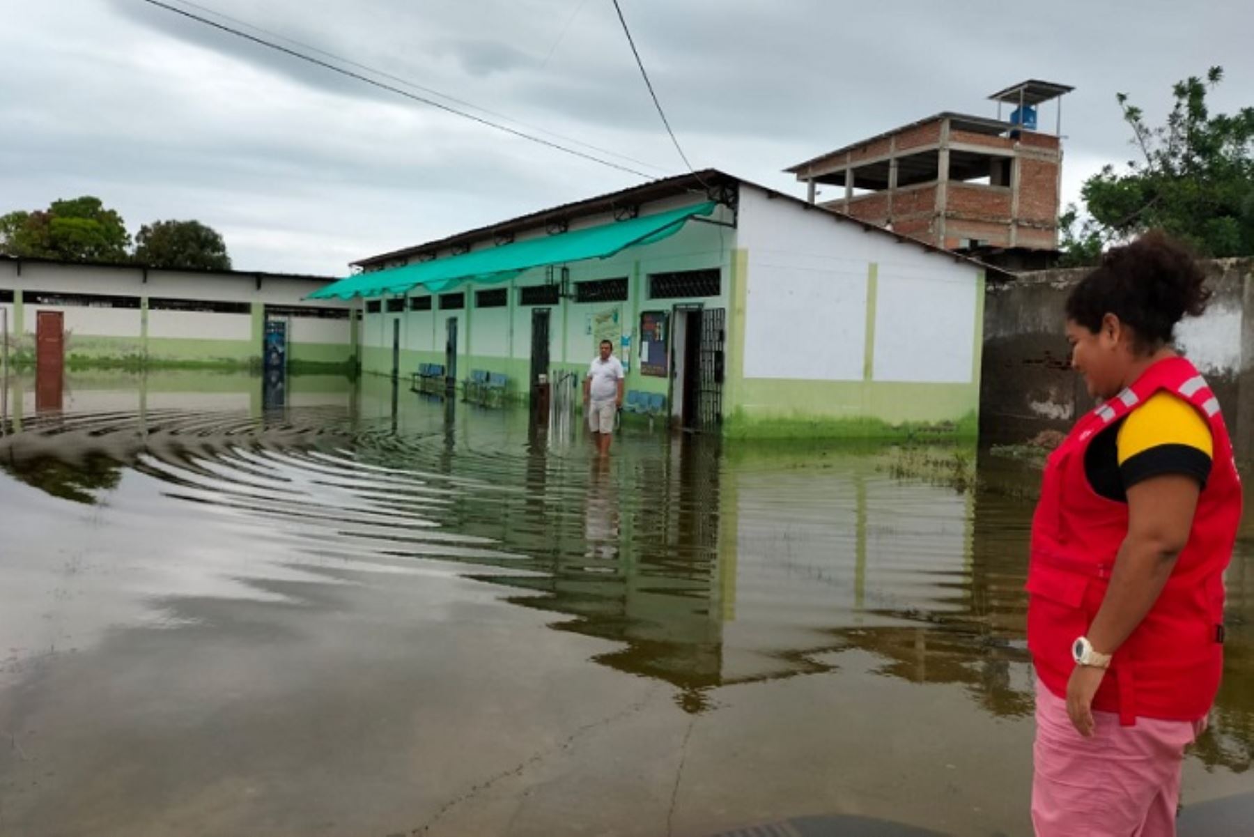 Tambén 16 escuelas públicas se encuentran inundadas o con paredes y techos filtrados.