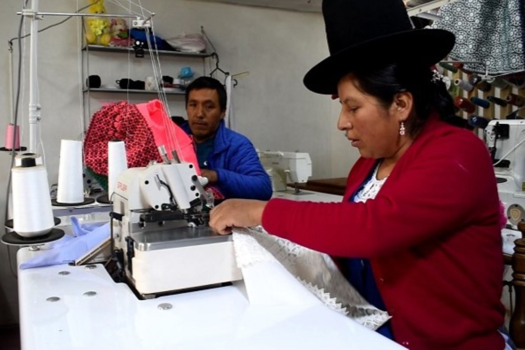 Yolanda Armandina Chinchay Lliuya, junto a su esposo, abrió un pequeño taller al que llamó Confecciones de Paz. Foto: Programa Juntos